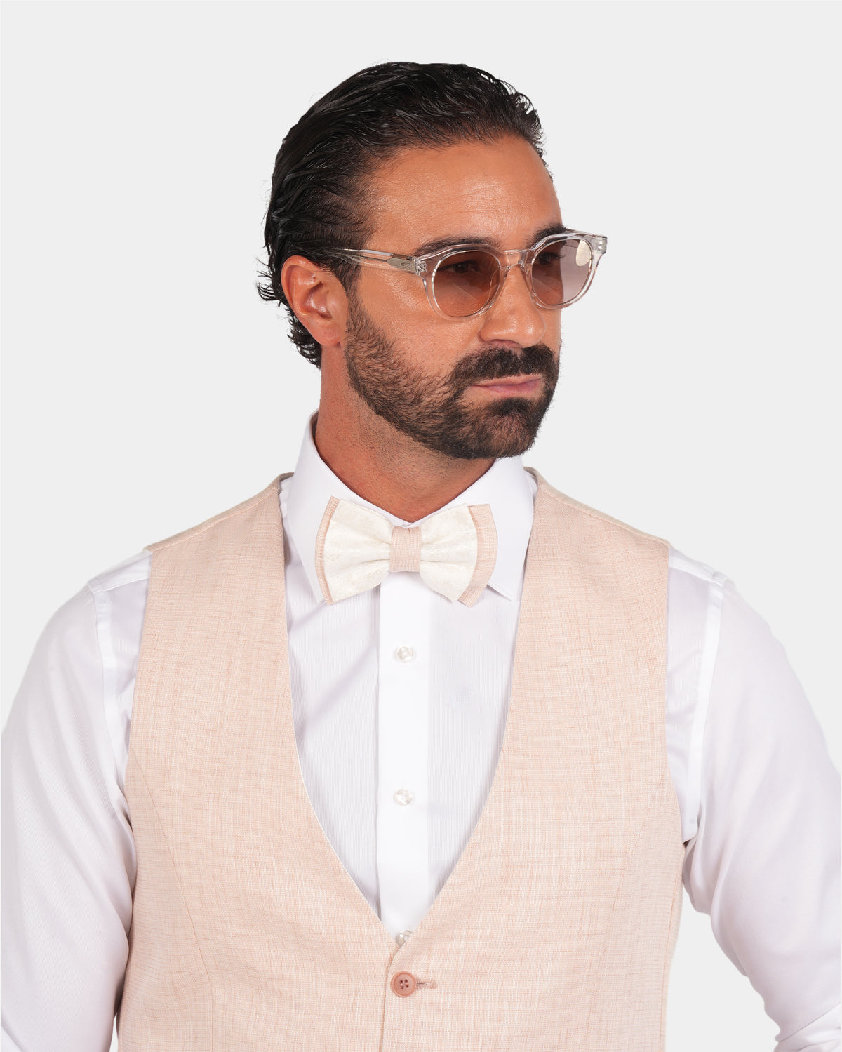 Pfirsichfarbener Slim-Fit-Dreiteiler aus Mikrofasermischung – Weste am Modell