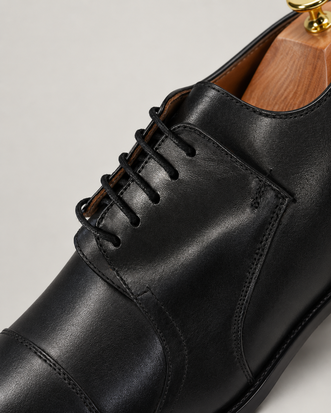 Schwarze handgefertigte Derby-Schuhe aus Kalbsleder mit Cap Toe