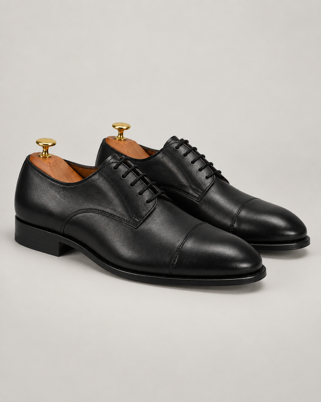 Schwarze handgefertigte Derby-Schuhe aus Kalbsleder mit Cap Toe