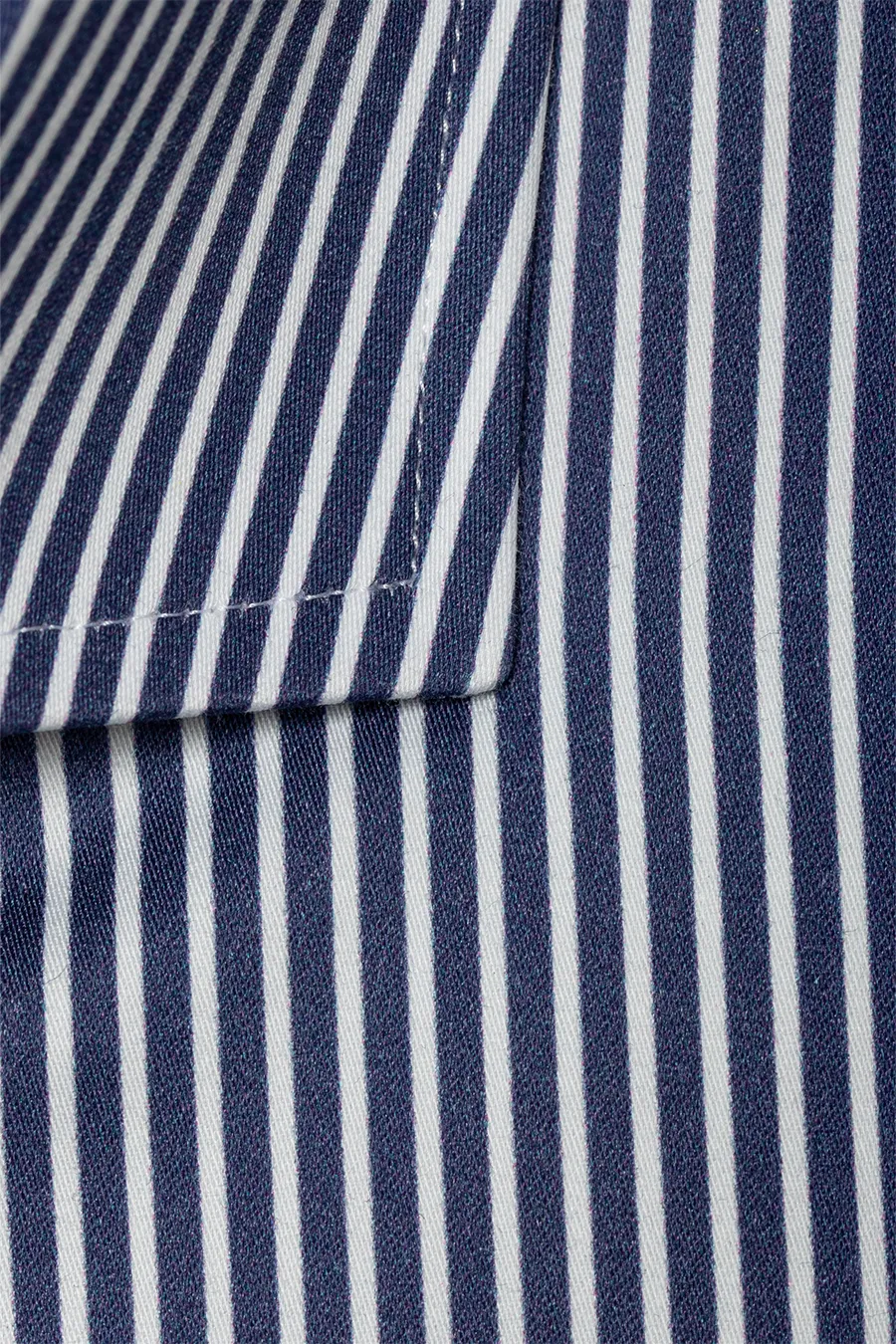 Dunkelblaues Slim Fit Baumwollhemd mit weißen Streifen