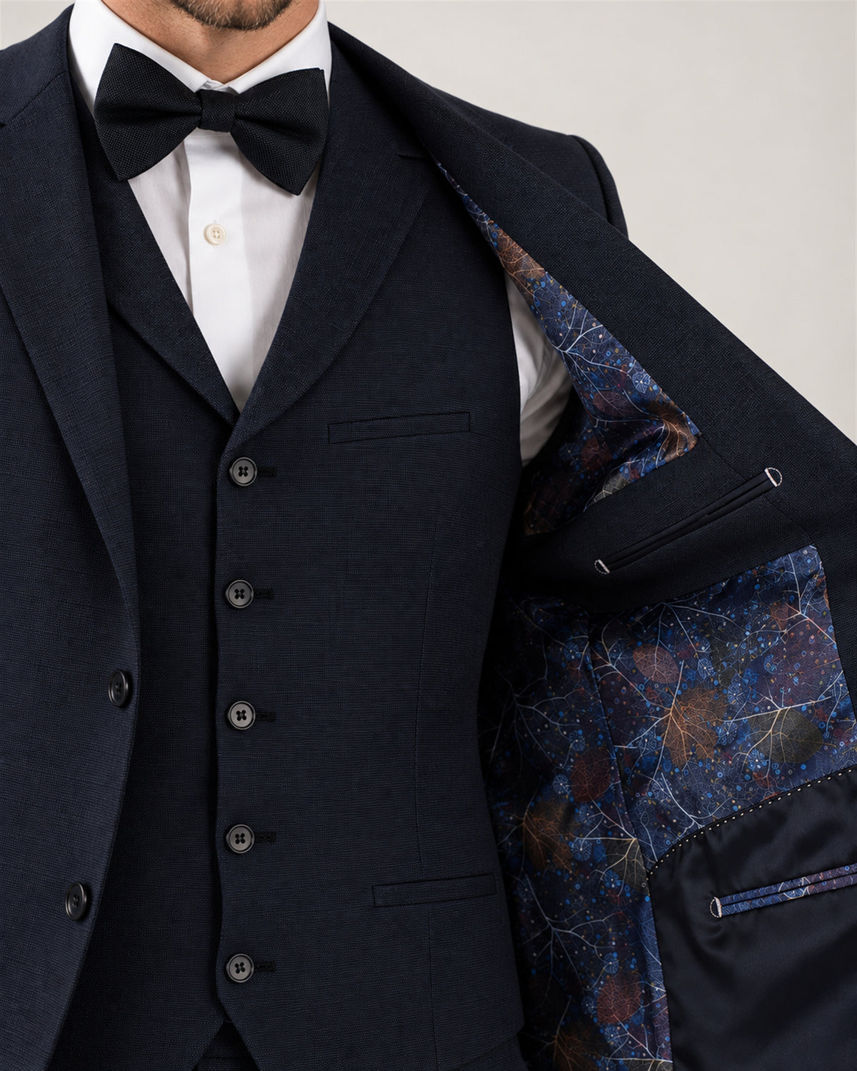 Dunkelblauer Tailored-Fit-Dreiteiler aus Mikrofaser-Mix – Detail des Innenfutters