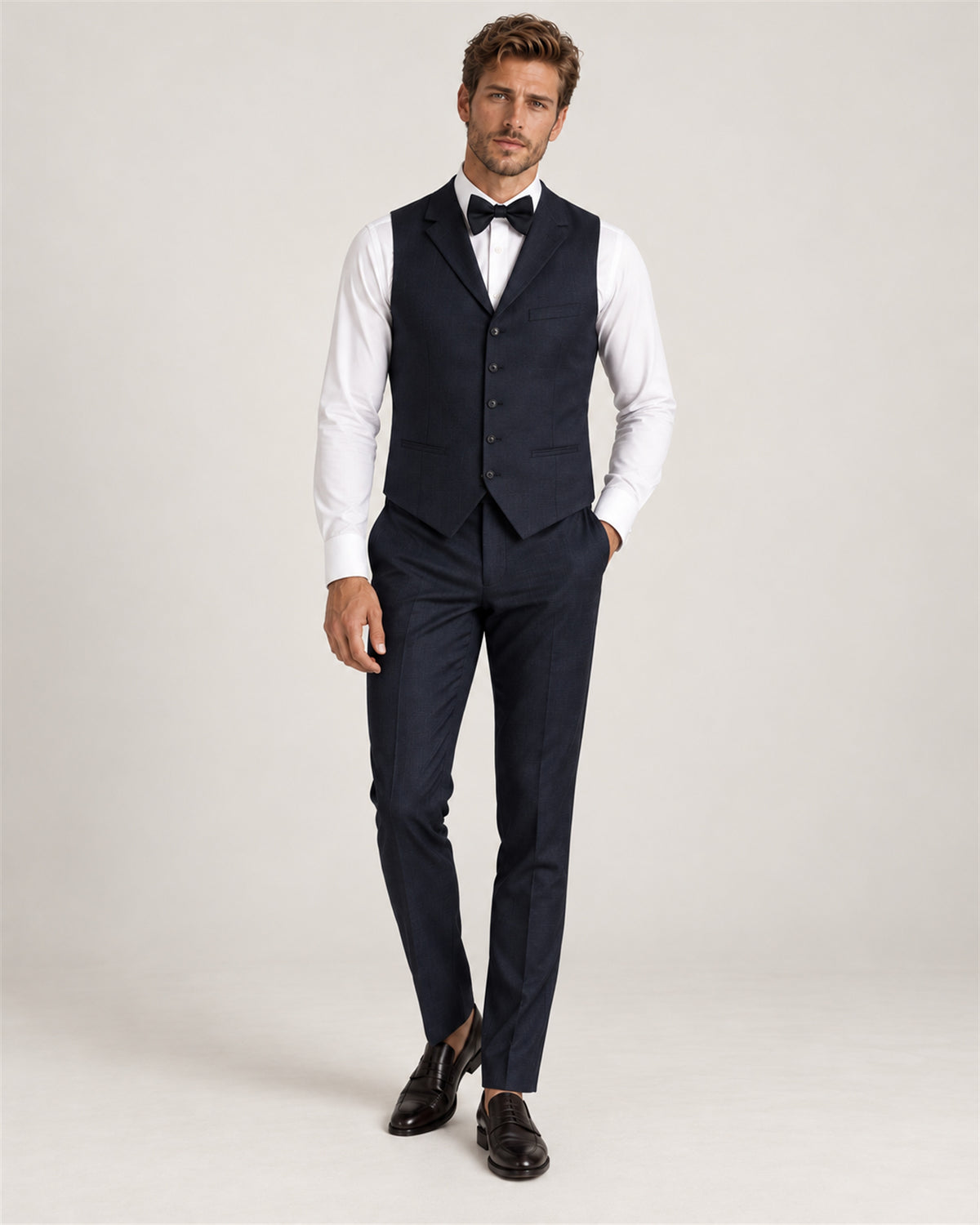 Dunkelblauer Tailored-Fit-Dreiteiler aus Mikrofaser-Mix – Weste und Hose am Modell
