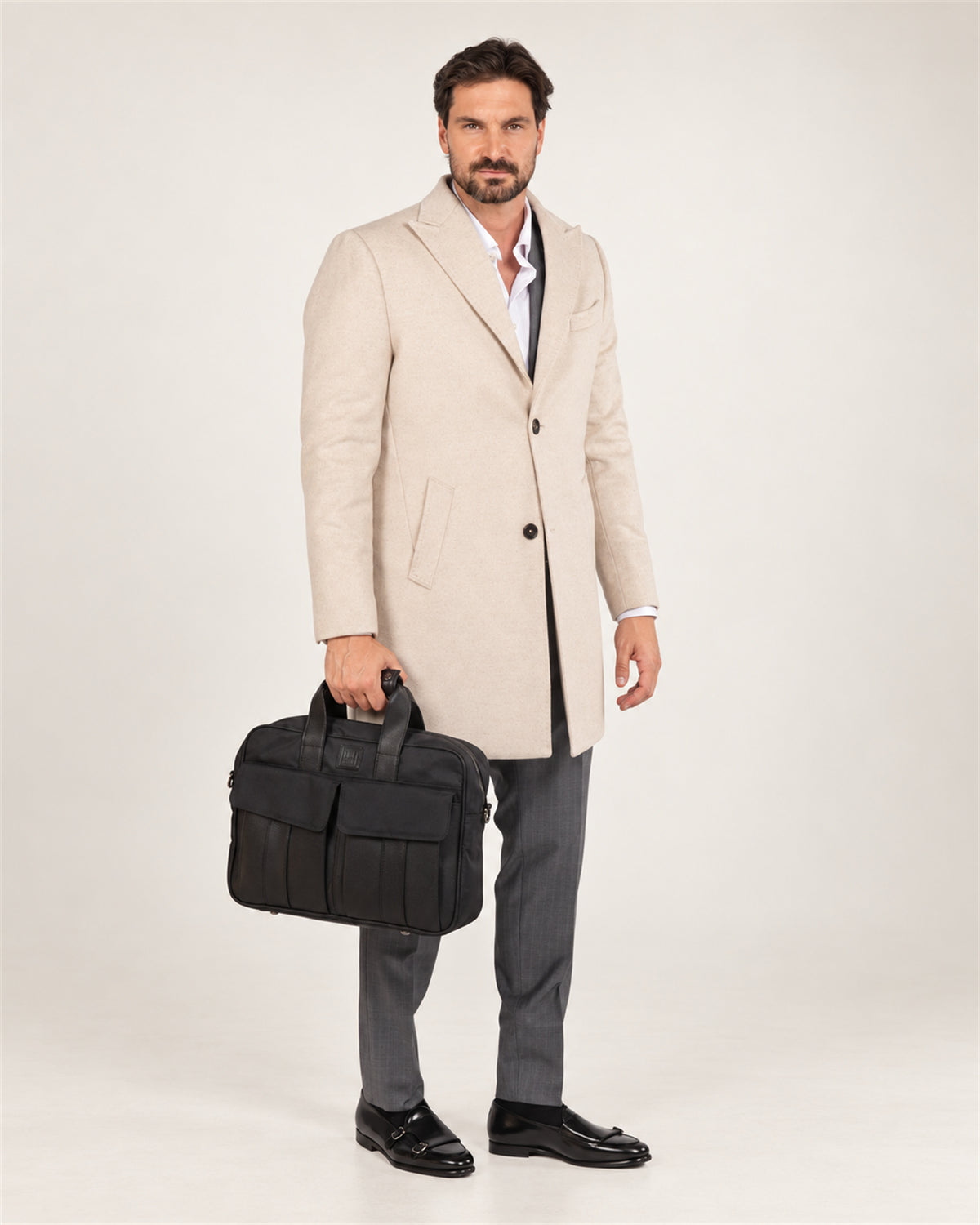 Elfenbeinfarbener italienischer Wollmantel mit Tailored Fit