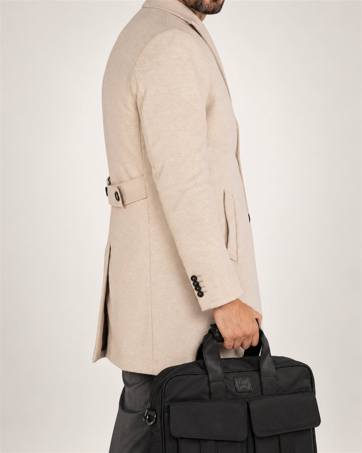 Elfenbeinfarbener italienischer Wollmantel mit Tailored Fit