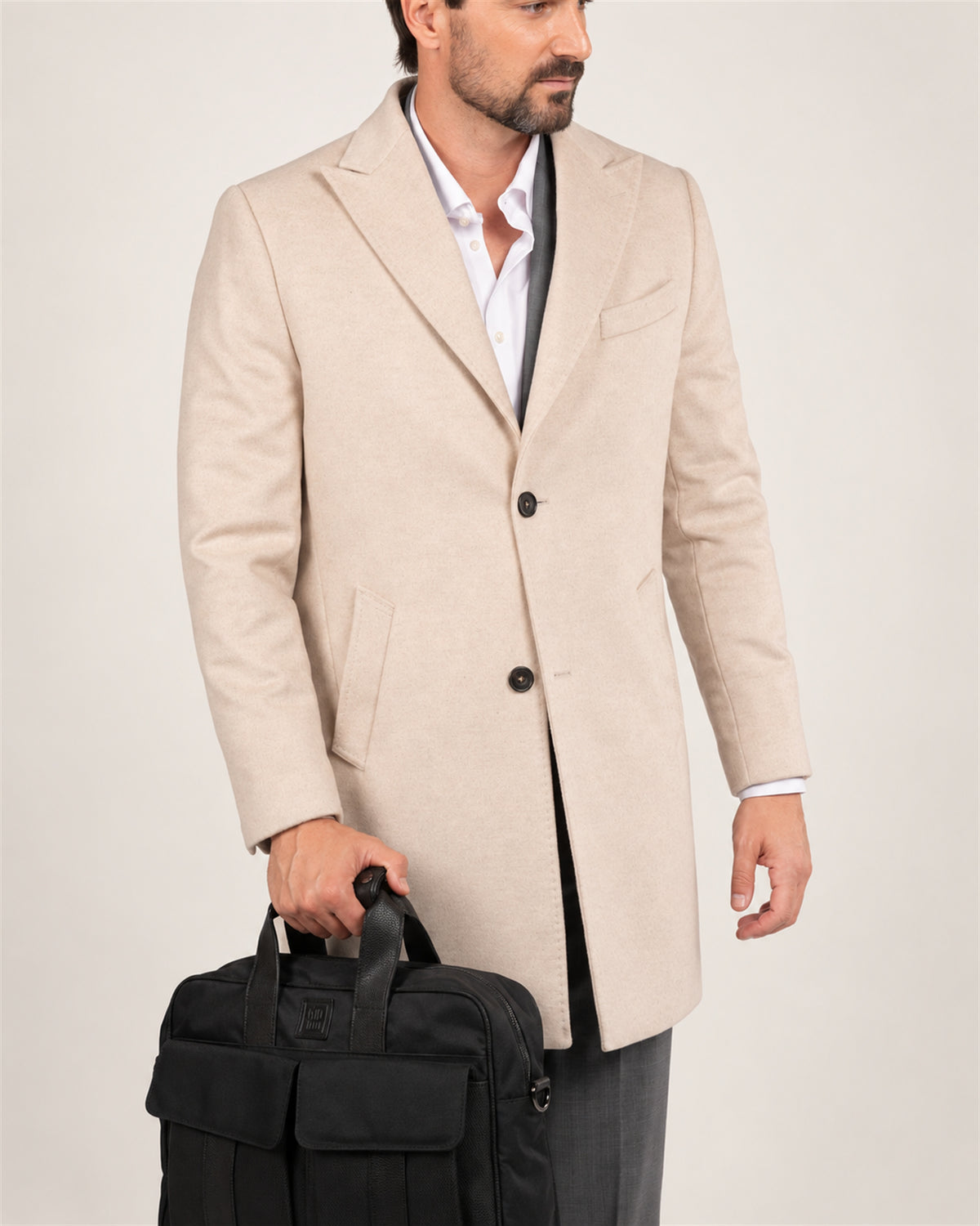 Elfenbeinfarbener italienischer Wollmantel mit Tailored Fit