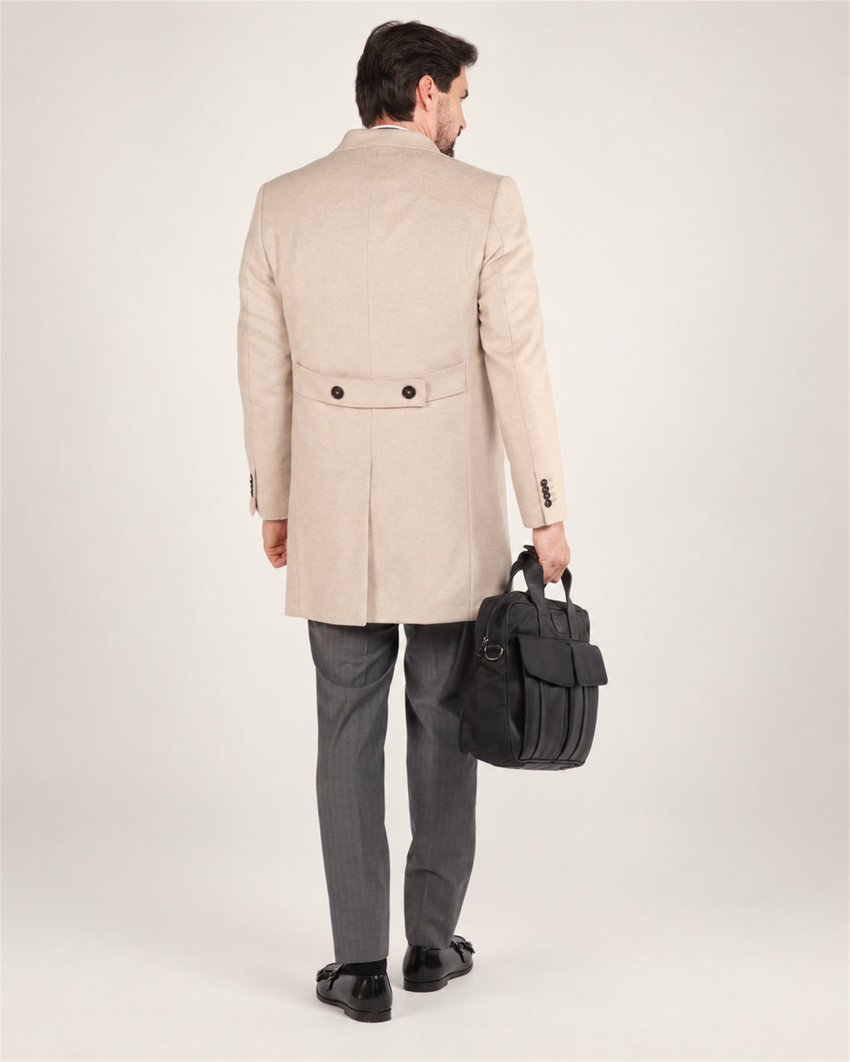 Elfenbeinfarbener italienischer Wollmantel mit Tailored Fit