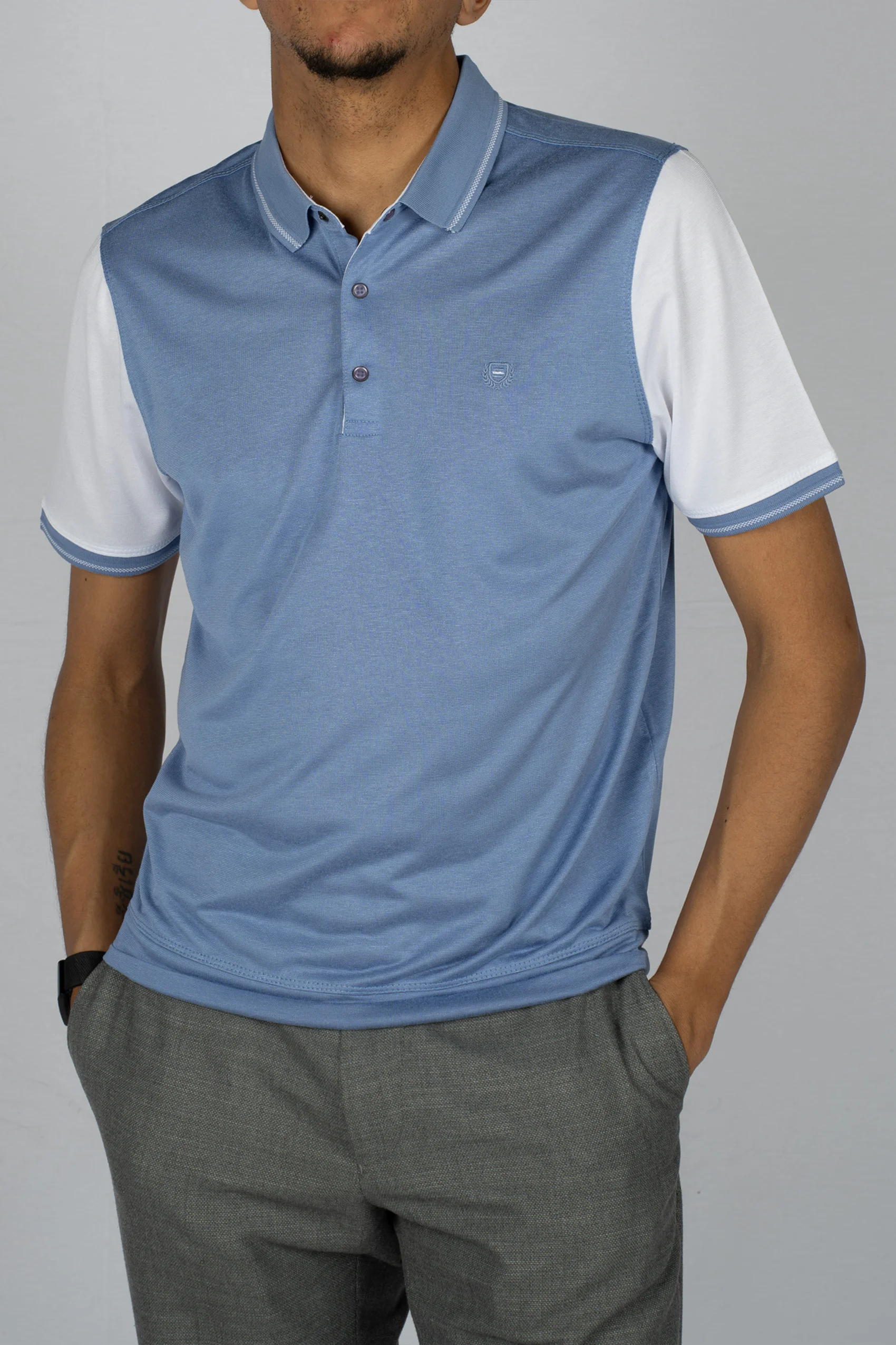 Hellblaues und weisses Polo-Shirt aus Baumwolle