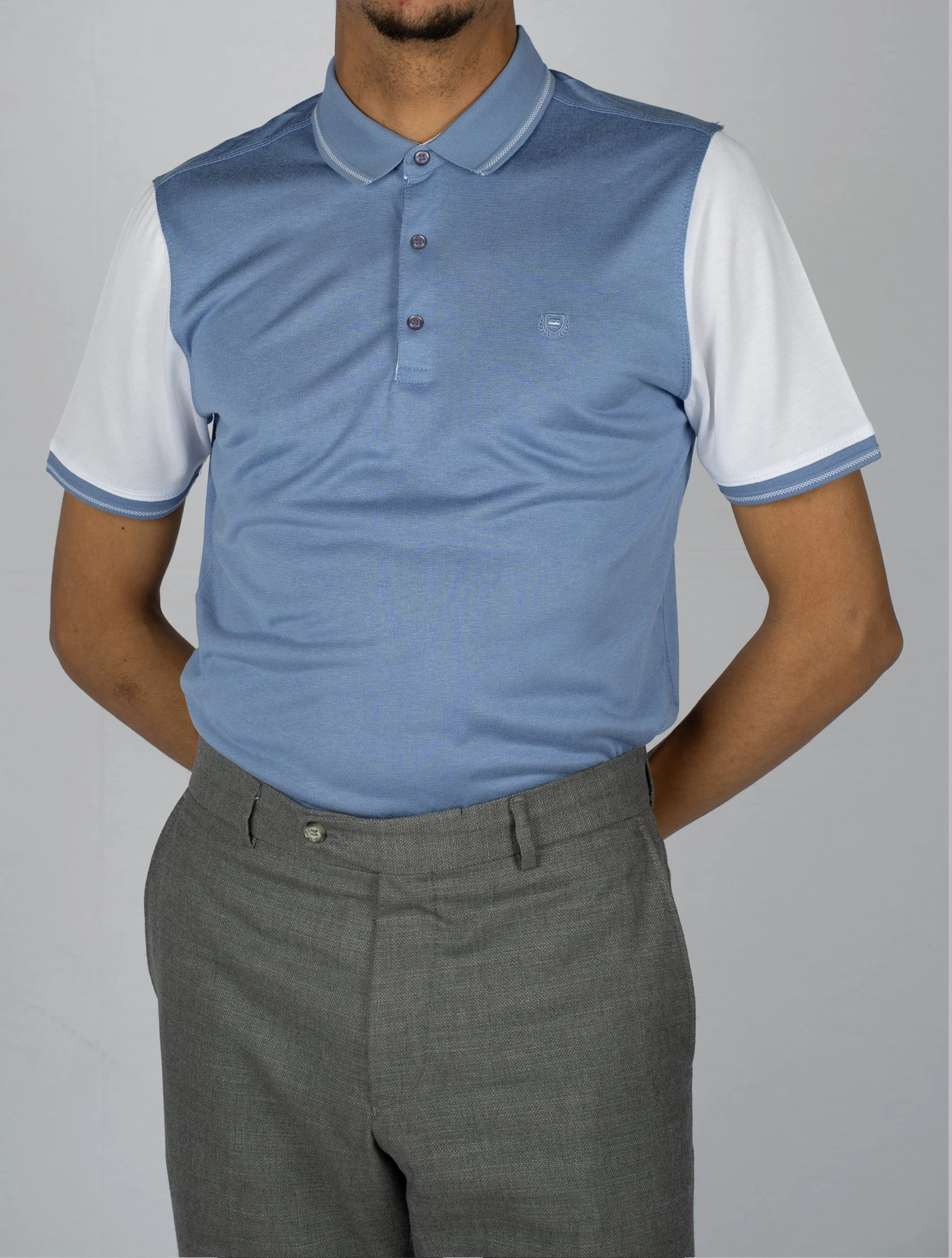 Hellblaues und weisses Polo-Shirt aus Baumwolle