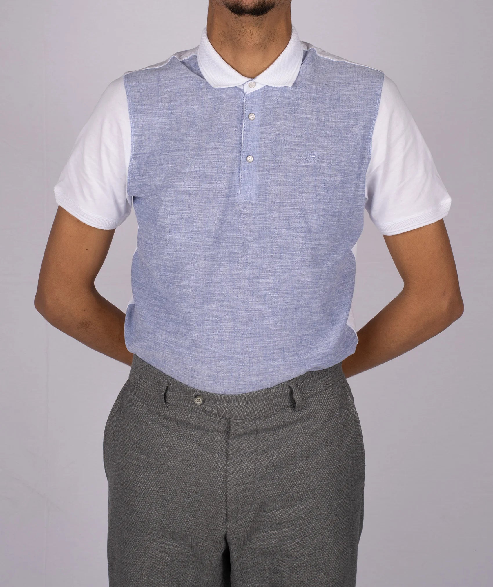 Hellblau und weiss gemustertes Polo-Shirt aus Baumwolle