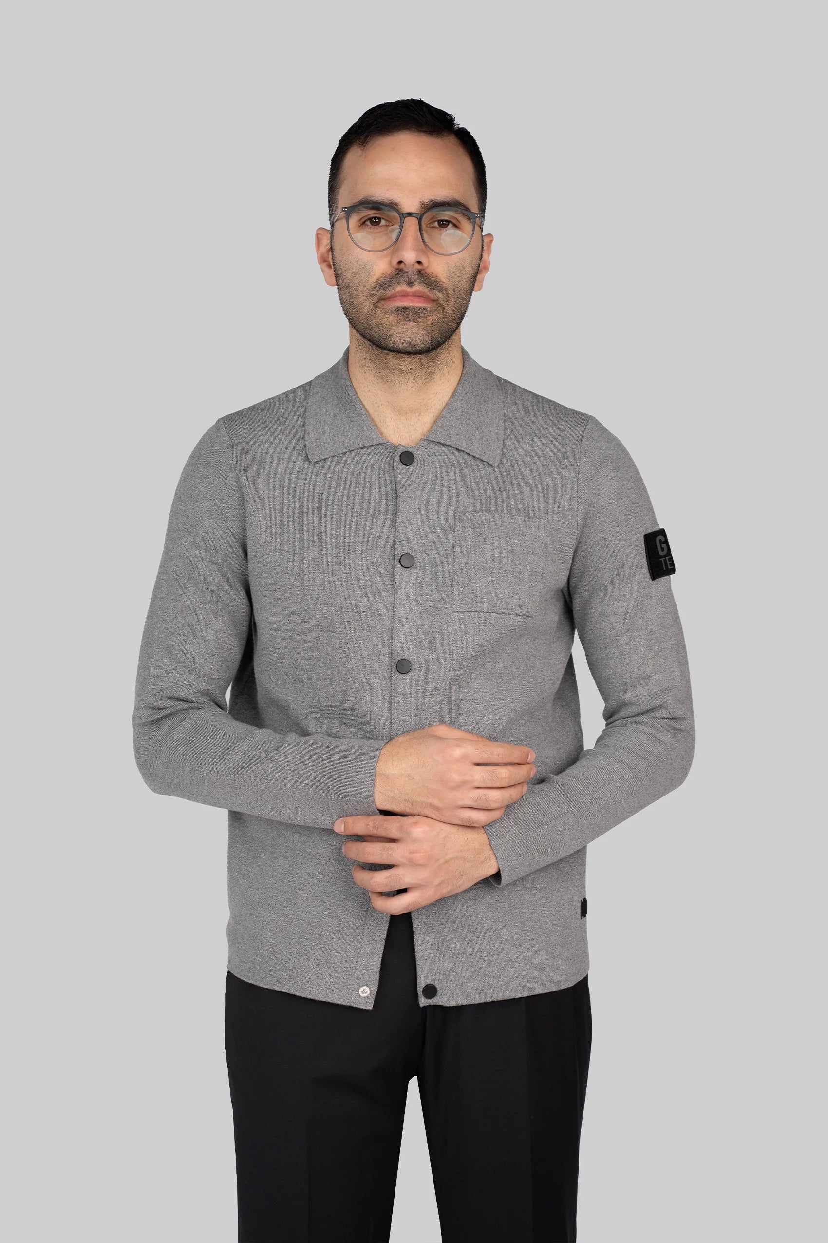 Grauer italienischer Woll-Acryl-Knopf-Pullover