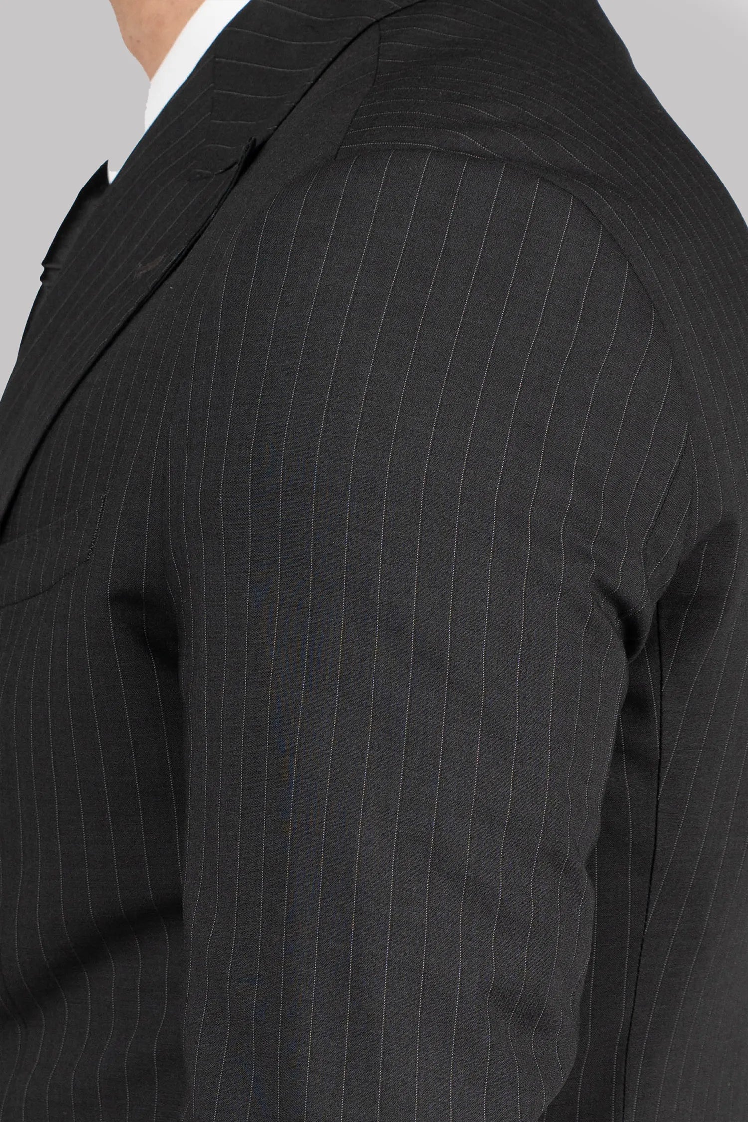 Dunkelgraues Nadelstreifen Zweiteiliges Woll-Anzug mit Tailored Fit