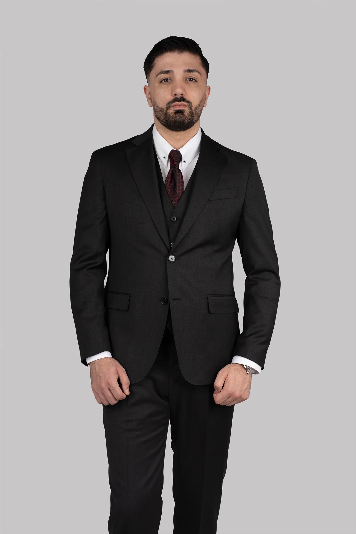 Dunkelgrauer Dreiteiliger Woll-Anzug mit Tailored Fit