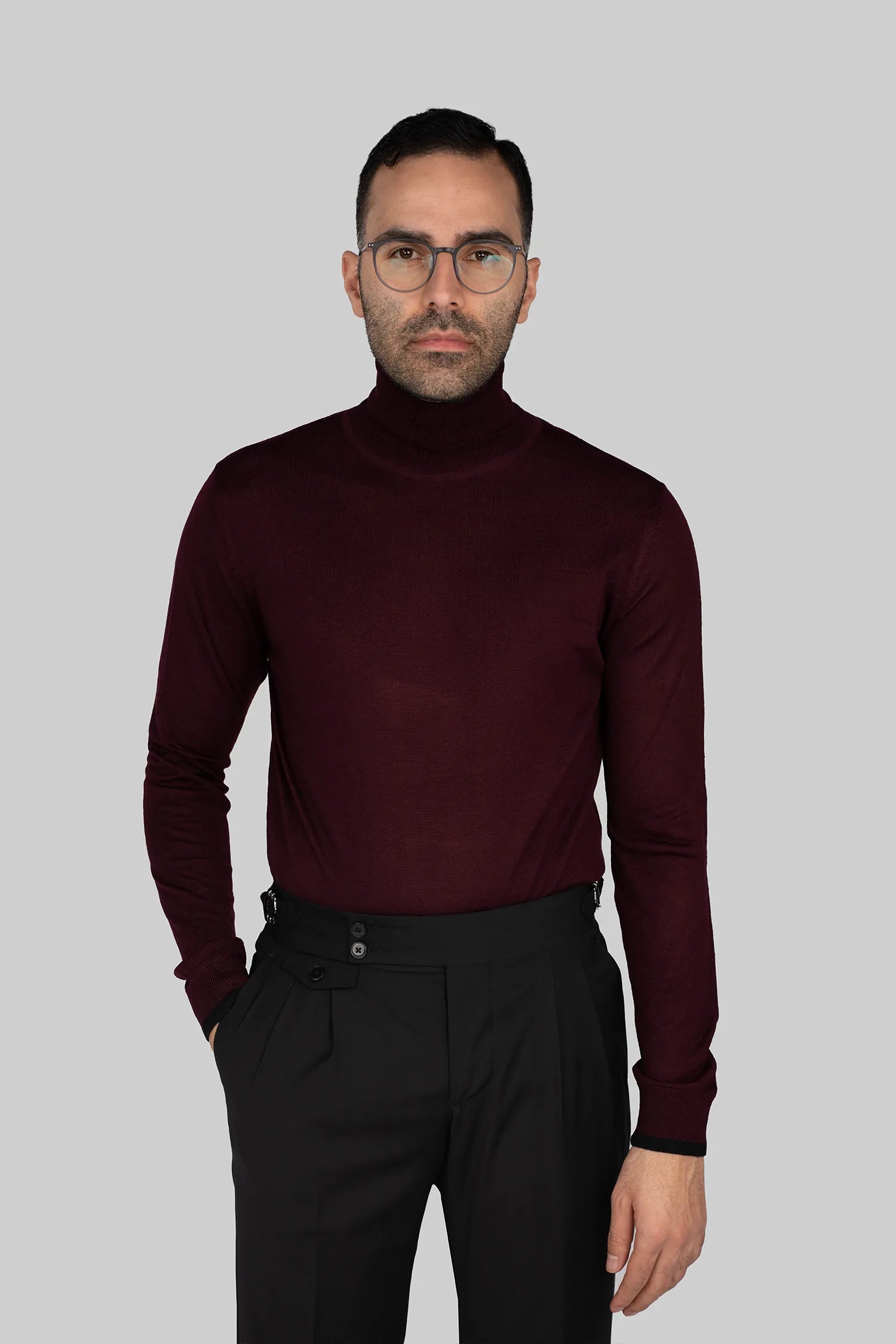 Bordeaux-colored roll-neck sweater made of a wool blend
