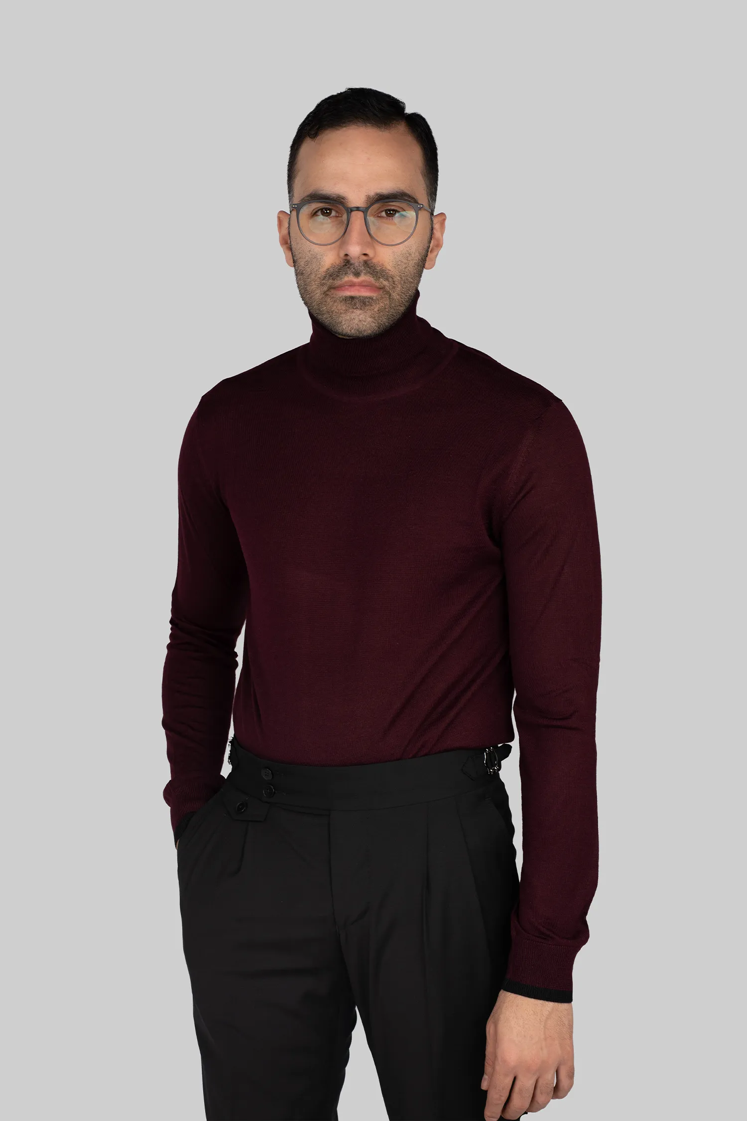 Bordeaux-colored roll-neck sweater made of a wool blend