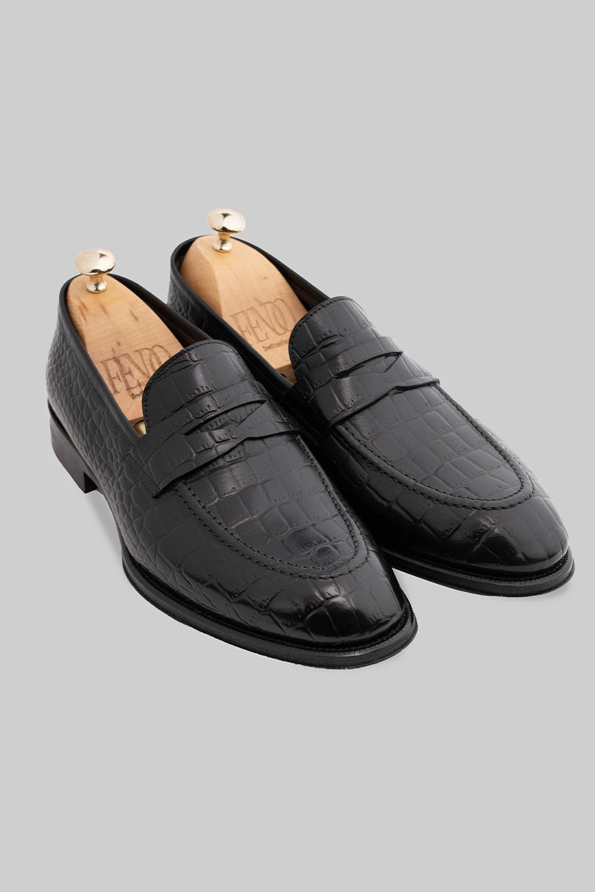 Schwarzer Penny Loafer aus geprägtem Kroko-Leder