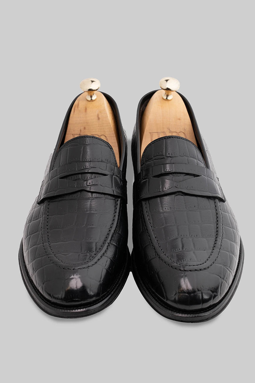 Schwarzer Penny Loafer aus geprägtem Kroko-Leder