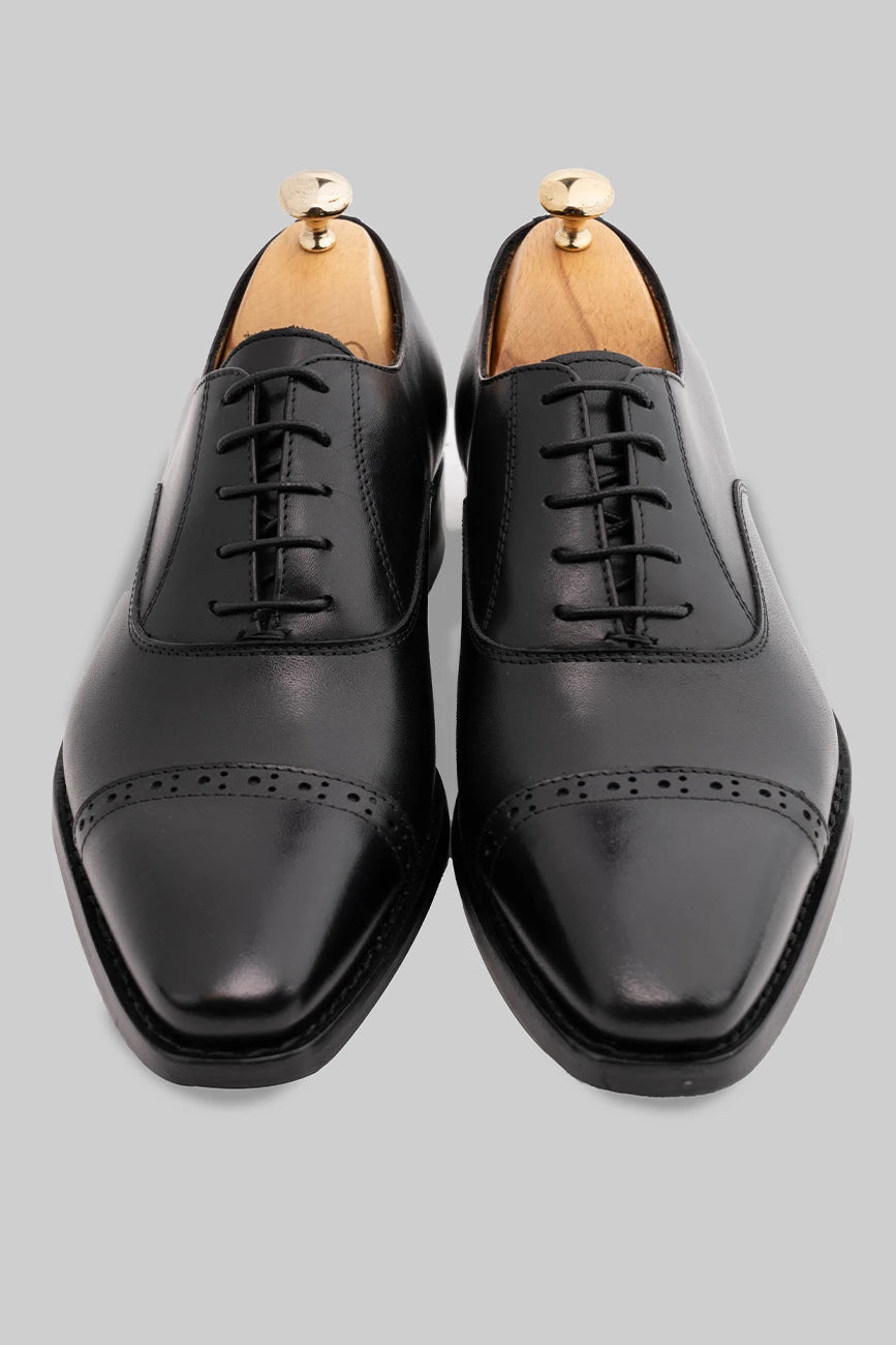 Schwarzer Oxford Cap-Toe-Schuh aus Kalbsleder