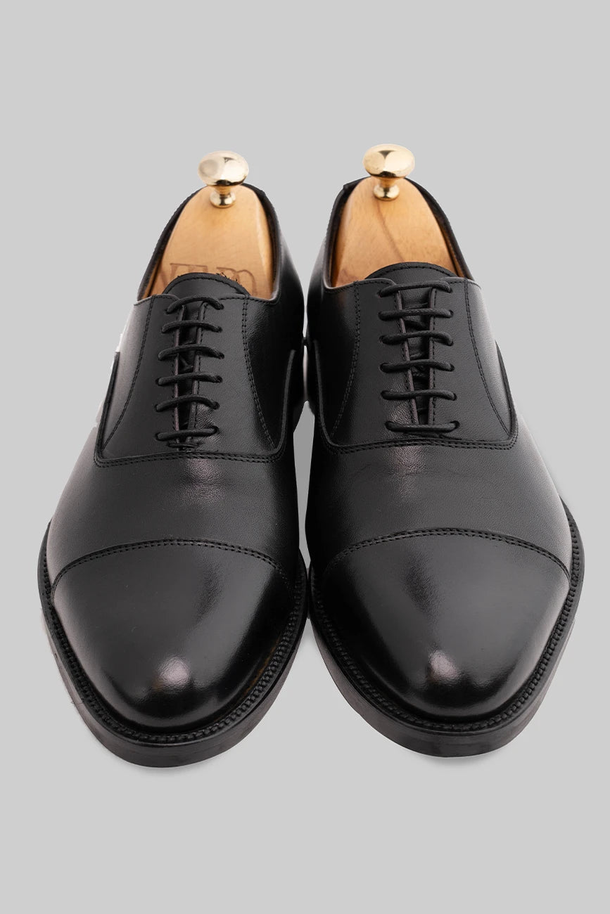 Schwarzer Oxford Cap-Toe-Schuh aus Kalbsleder