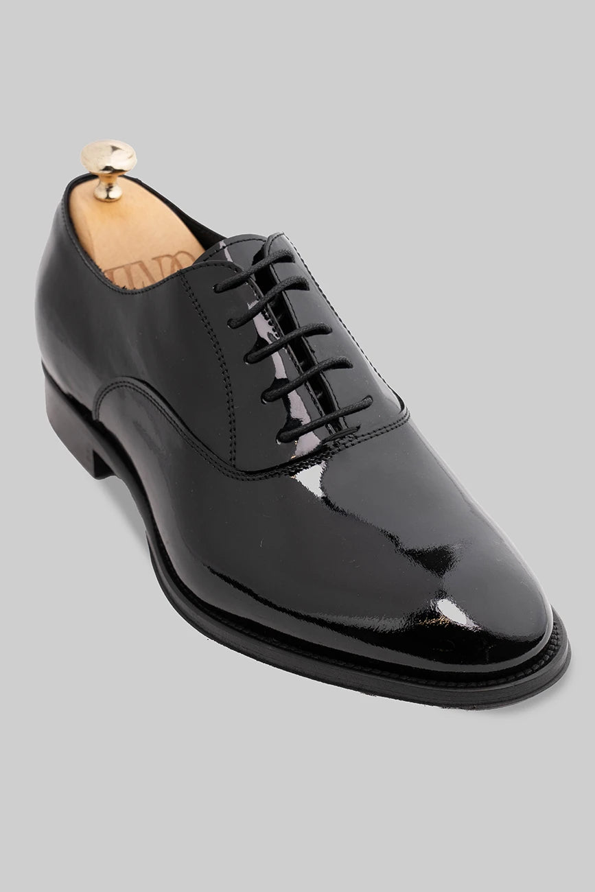 Schwarzer Oxford-Schuh aus Lackleder