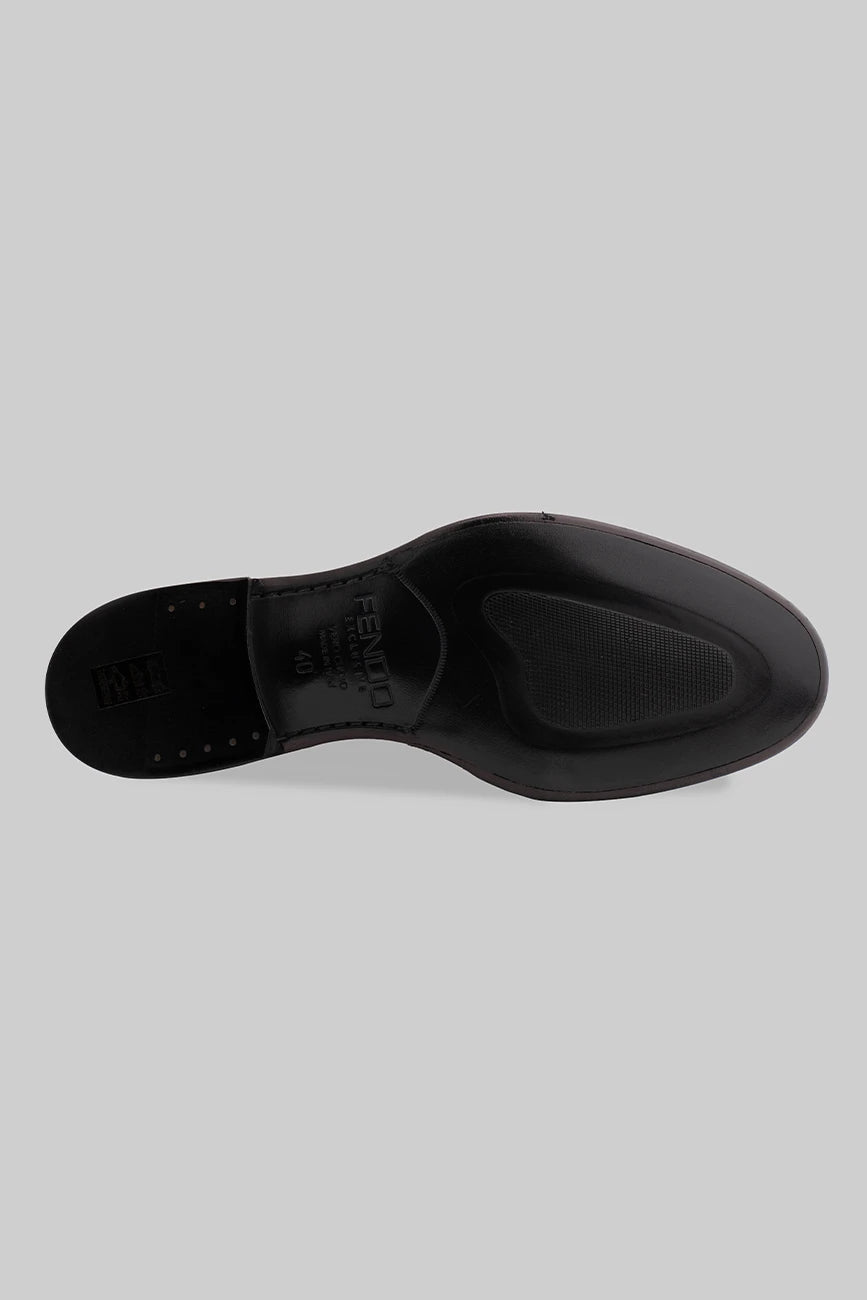 Schwarzer Oxford-Schuh aus Lackleder