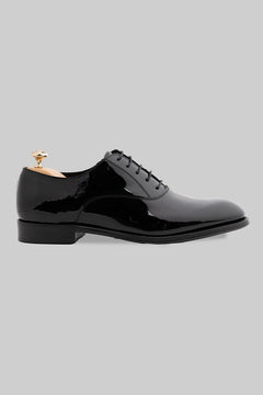 Schwarzer Oxford-Schuh aus Lackleder