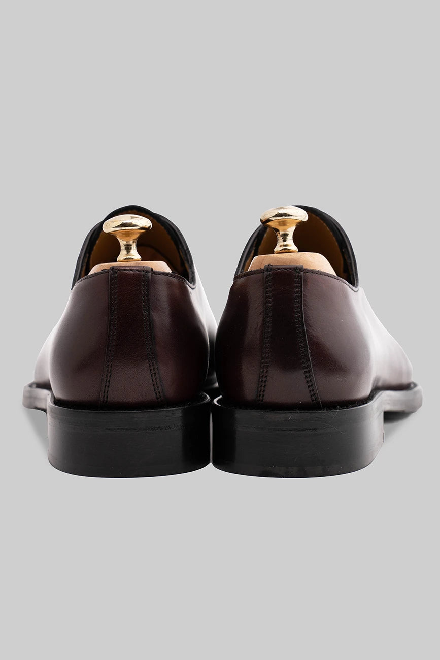 Bordeaux-colored Oxford cap-toe shoe made of calfskin