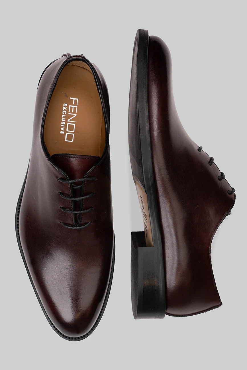 Bordeaux-colored Oxford cap-toe shoe made of calfskin