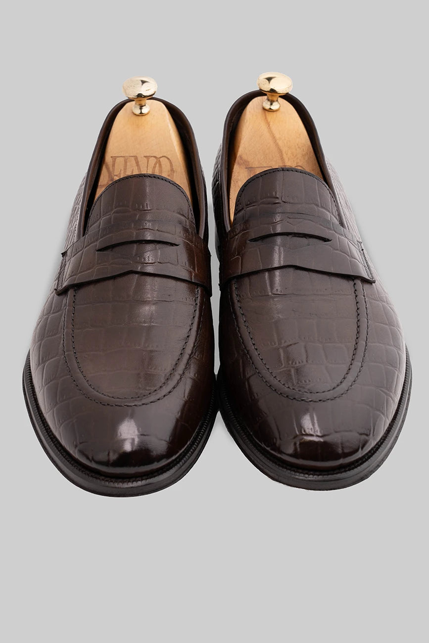 Brauner Penny Loafer aus Kalbsleder mit Kroko-Prägung