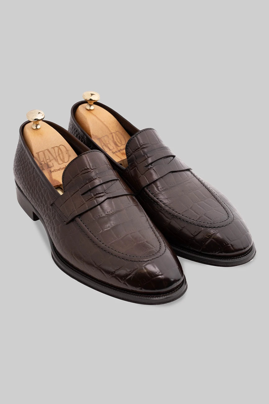 Brauner Penny Loafer aus Kalbsleder mit Kroko-Prägung