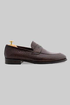 Brauner Penny Loafer aus Kalbsleder mit Kroko-Prägung