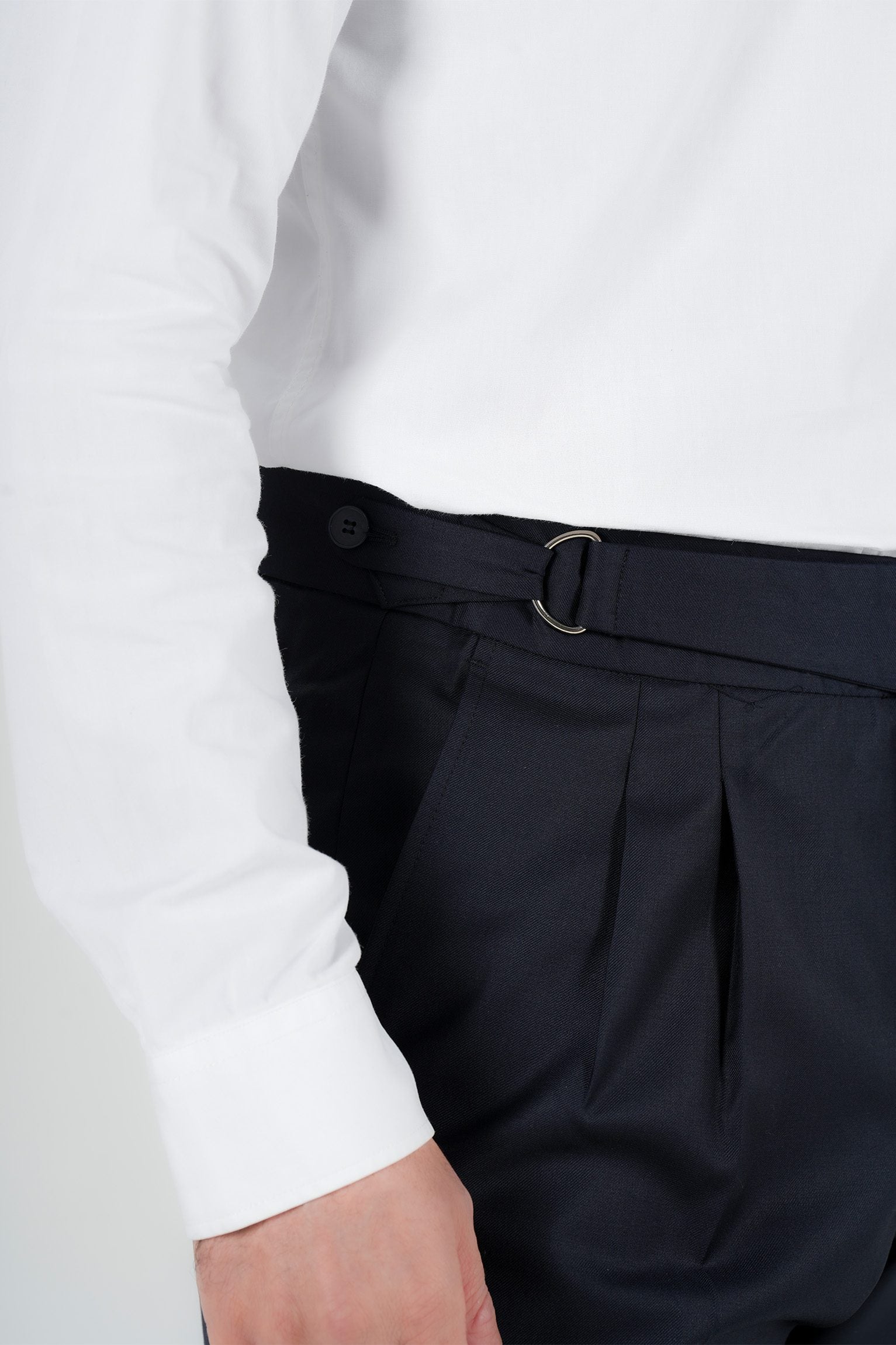 Dunkelblaue Hose aus italienischer Wolle Tailored Fit