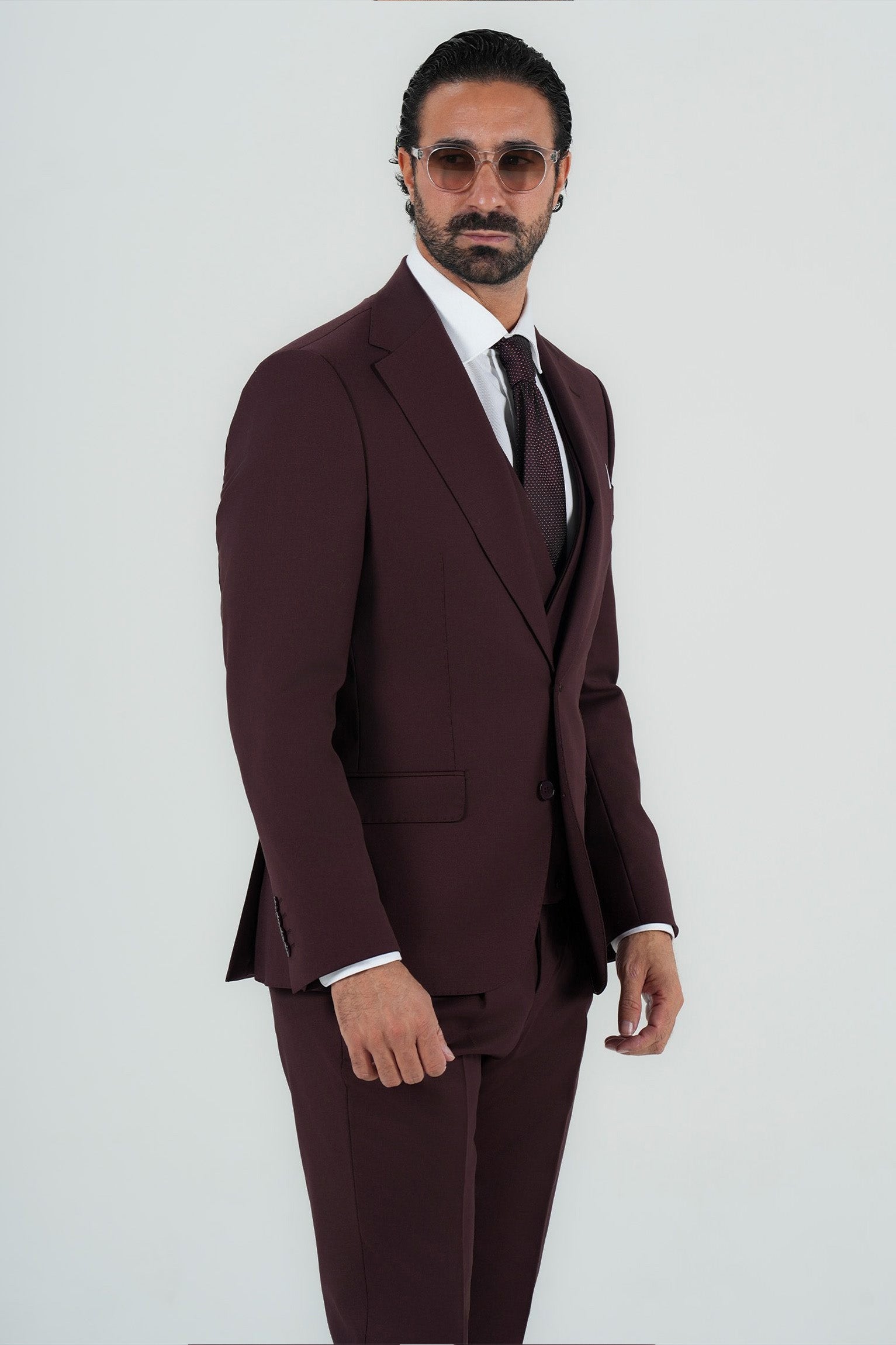Bordeaux three-piece suit made of Italian wool, slim fit