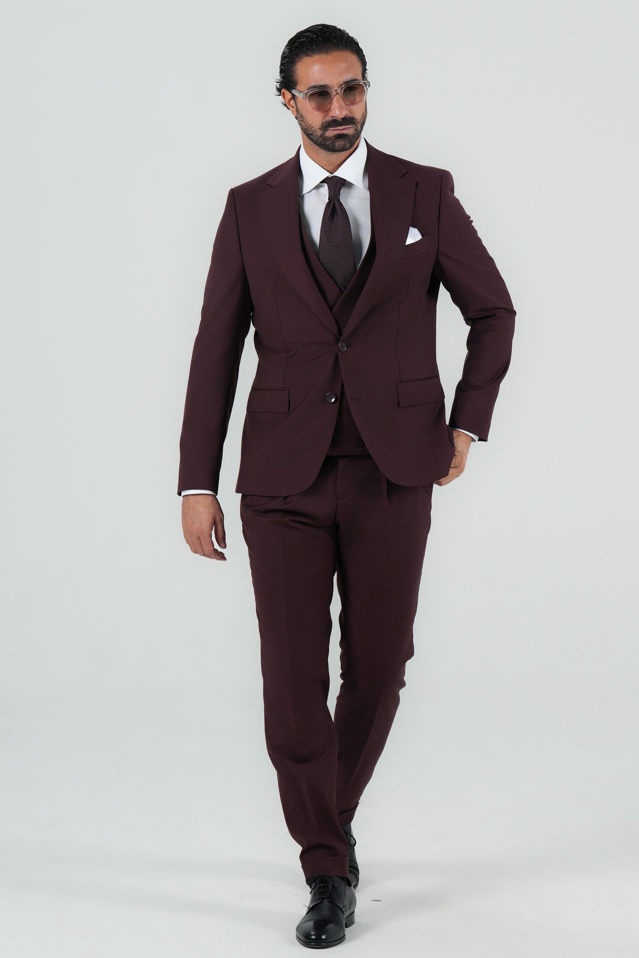 Bordeaux three-piece suit made of Italian wool, slim fit
