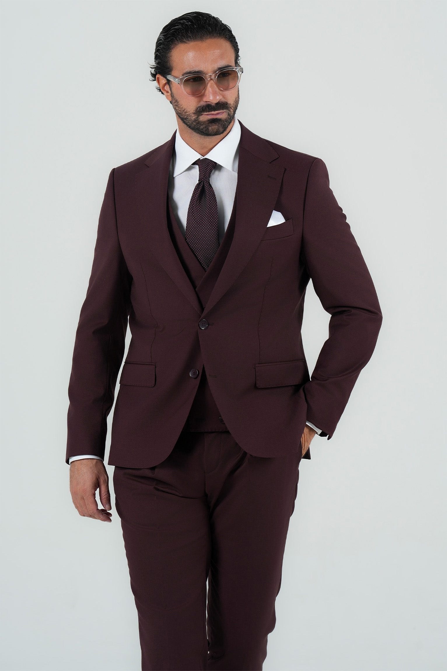 Bordeaux three-piece suit made of Italian wool, slim fit