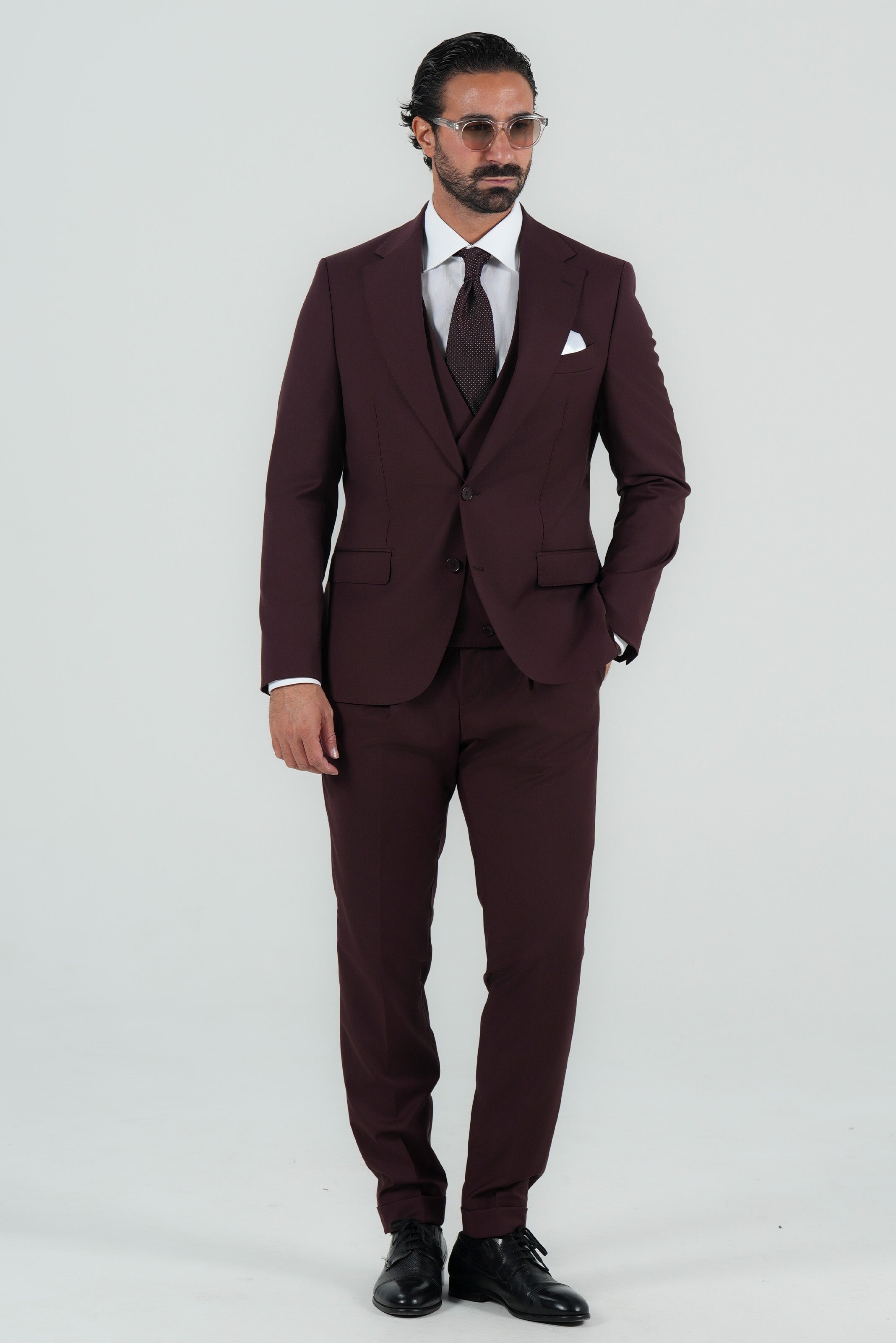 Bordeauxfarbener Dreiteiliger Anzug aus italienischer Wolle Slim Fit