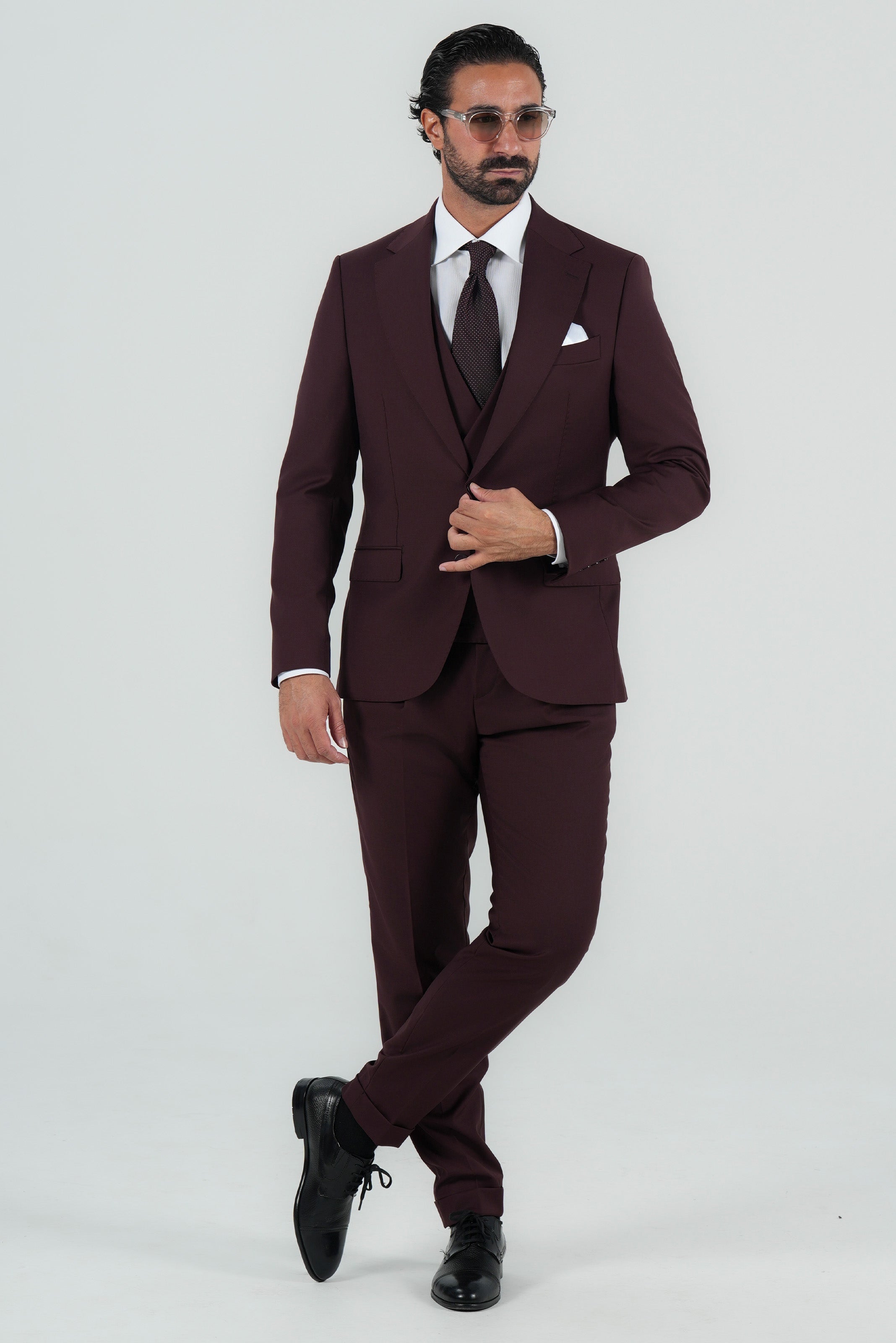 Bordeaux three-piece suit made of Italian wool, slim fit