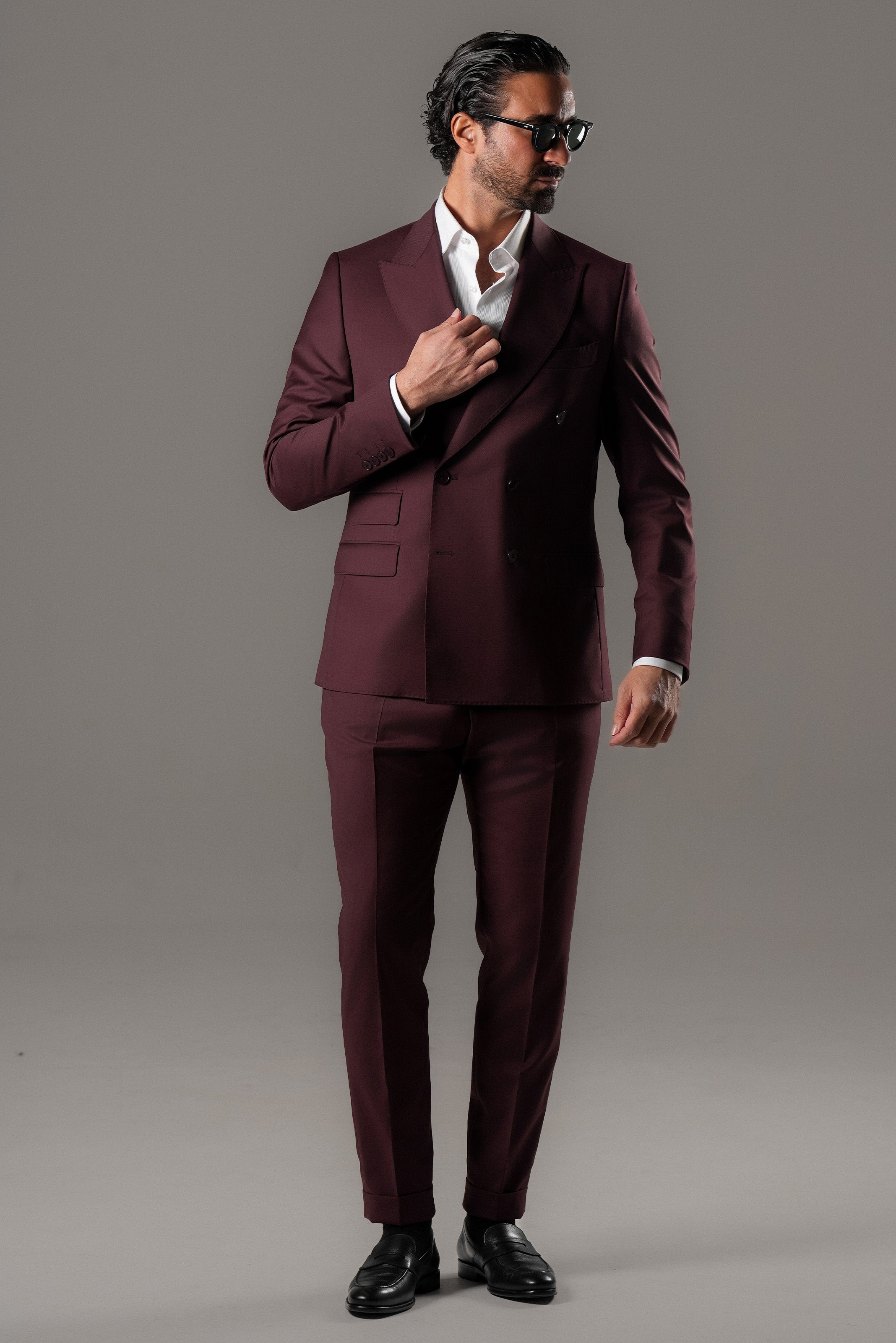 Bordeaux-colored slim-fit double-breasted suit in a wool blend