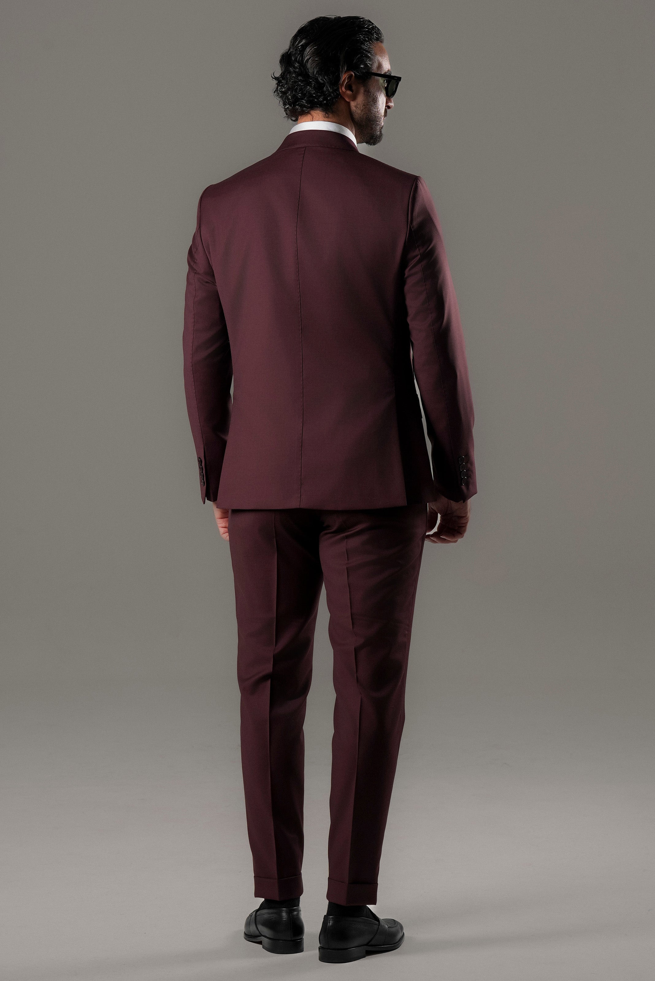 Bordeaux-colored slim-fit double-breasted suit in a wool blend