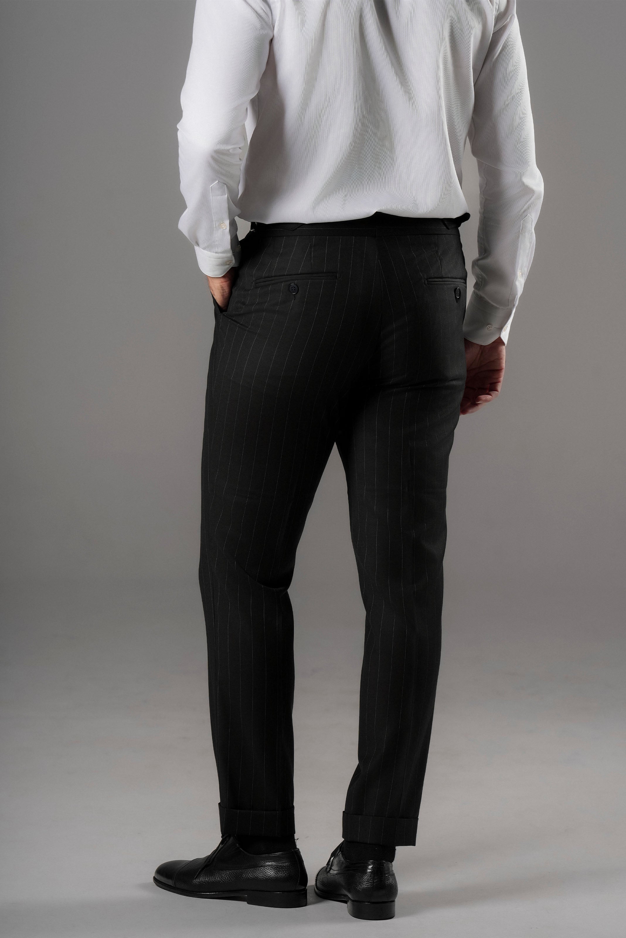 Schwarzer Nadelstreifen Slim-Fit Zweireiher aus Marina Wolle