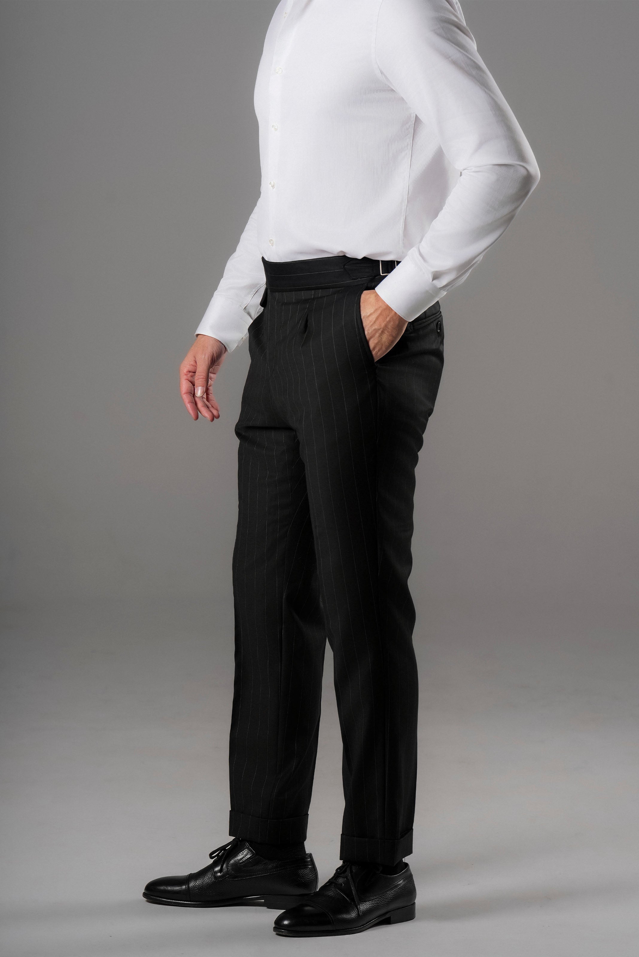 Schwarzer Nadelstreifen Slim-Fit Zweireiher aus Marina Wolle