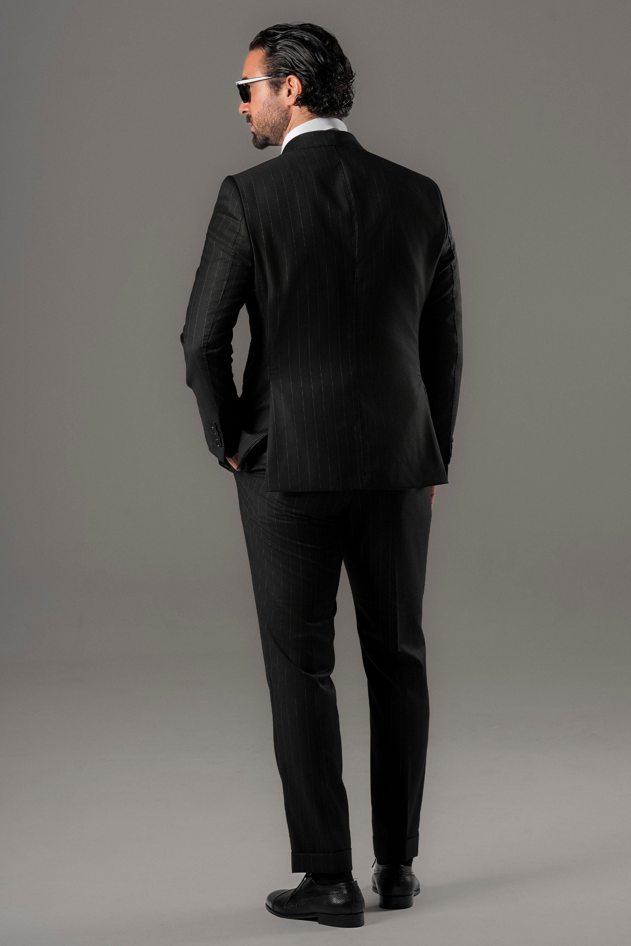 Schwarzer Nadelstreifen Slim-Fit Zweireiher aus Marina Wolle