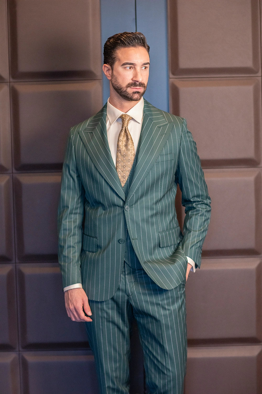 Grün gestreifter Einreiher Modern Fit Anzug