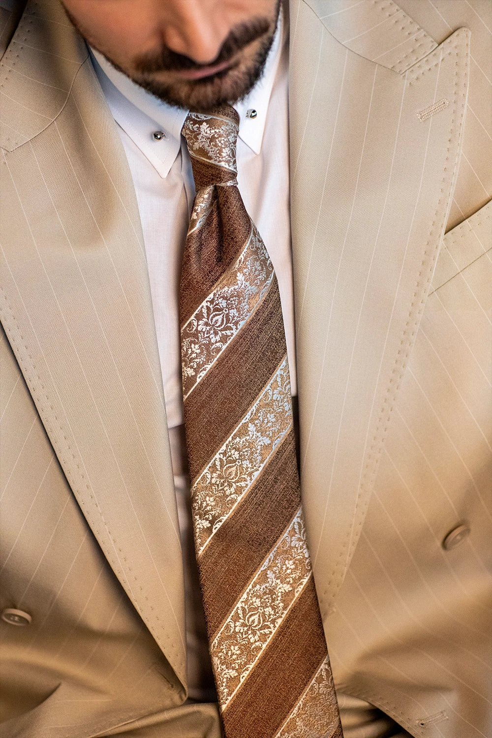 Beige gestreift Modern Fit Zweireiher Anzug