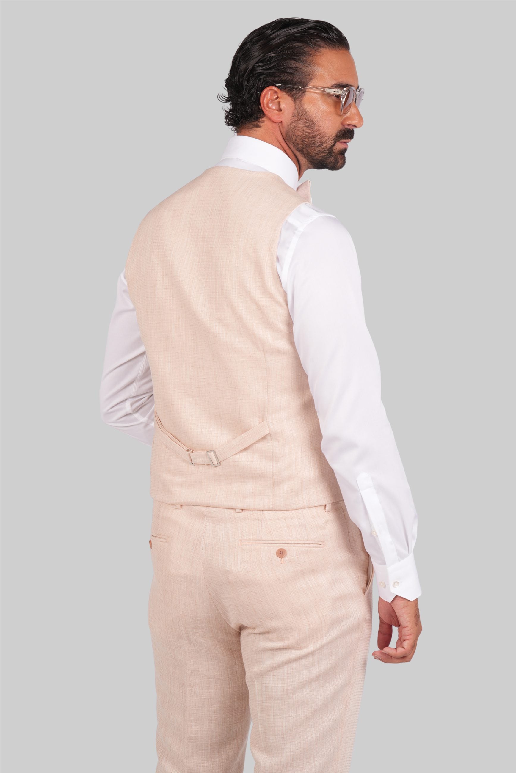 Hellpfirsichfarbener Einreiher-Dreiteiler aus Mikrofaser mit Tailored Fit