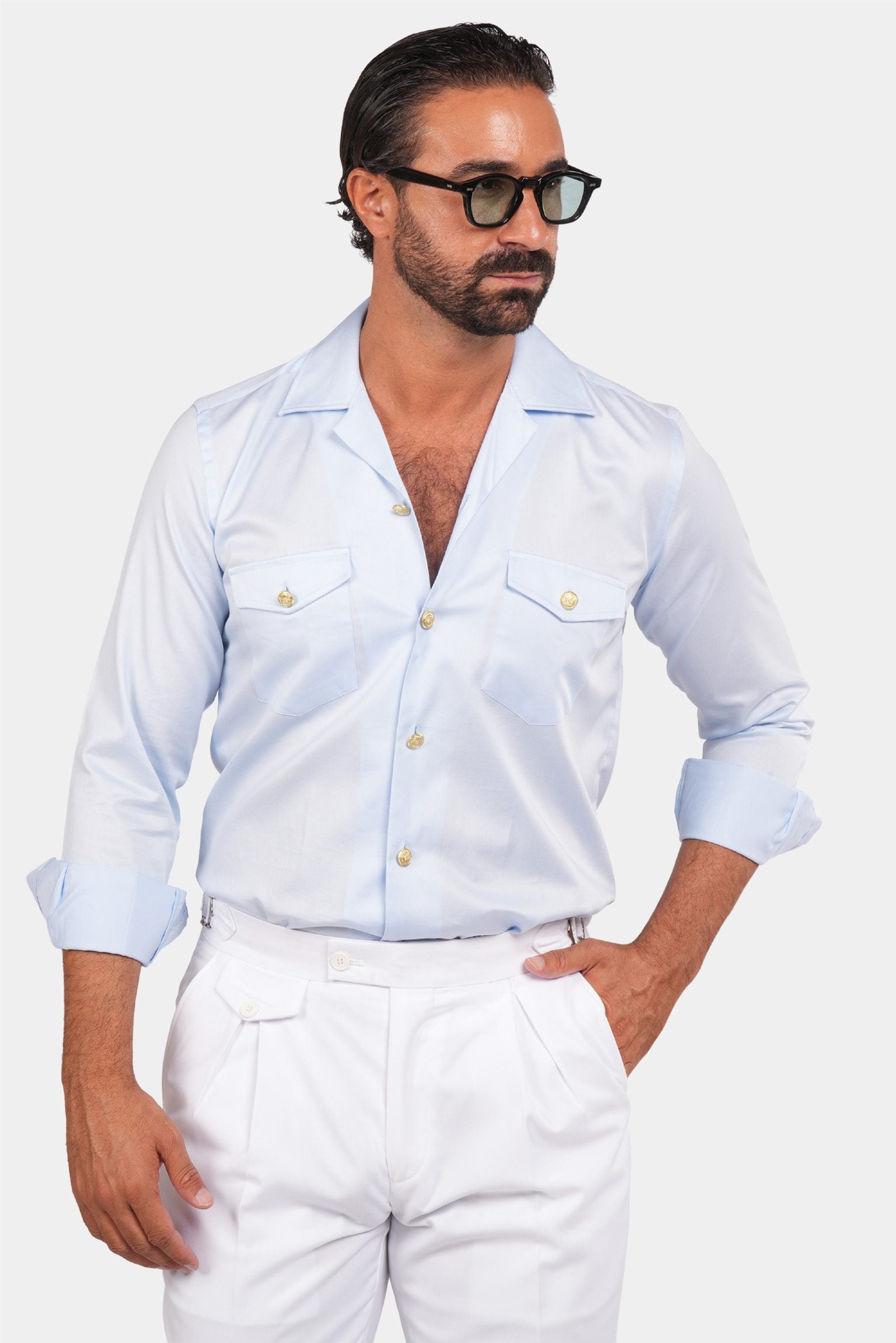 Helles Blaues Safari-Hemd