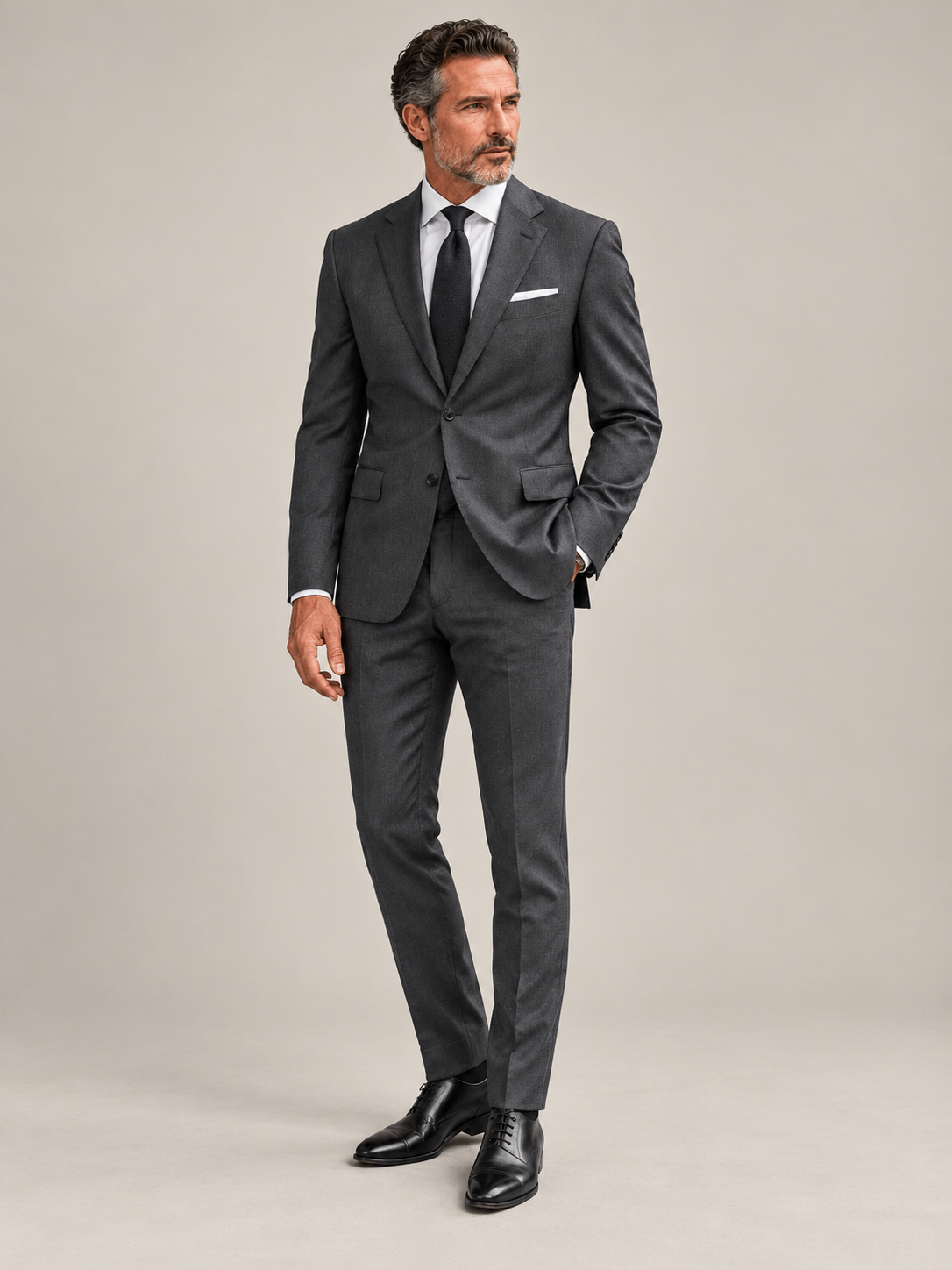 Dunkelgrauer Slim-Fit-Einreiher aus Reda-Wolle – Ganzkörperansicht am Modell
