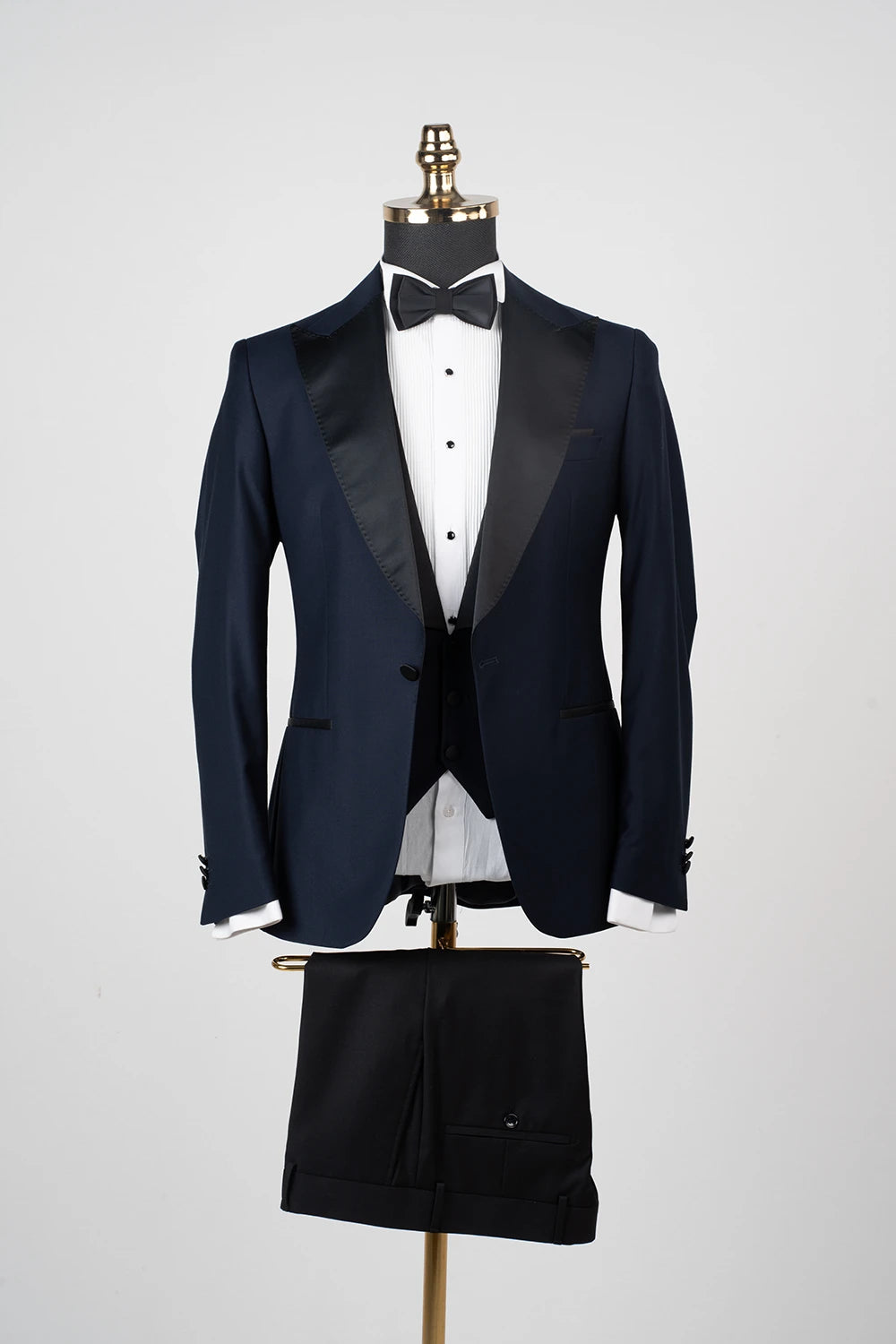 Allschwil dark blue three-piece tuxedo suit for men