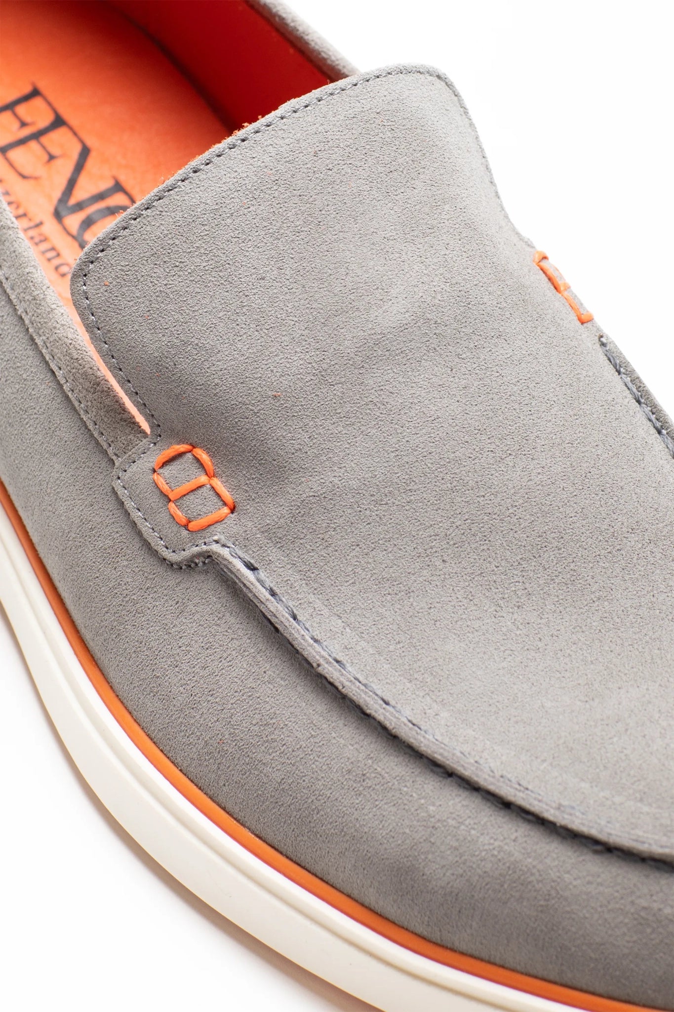 Grauer Loafer-Schuh aus weichem Wildleder