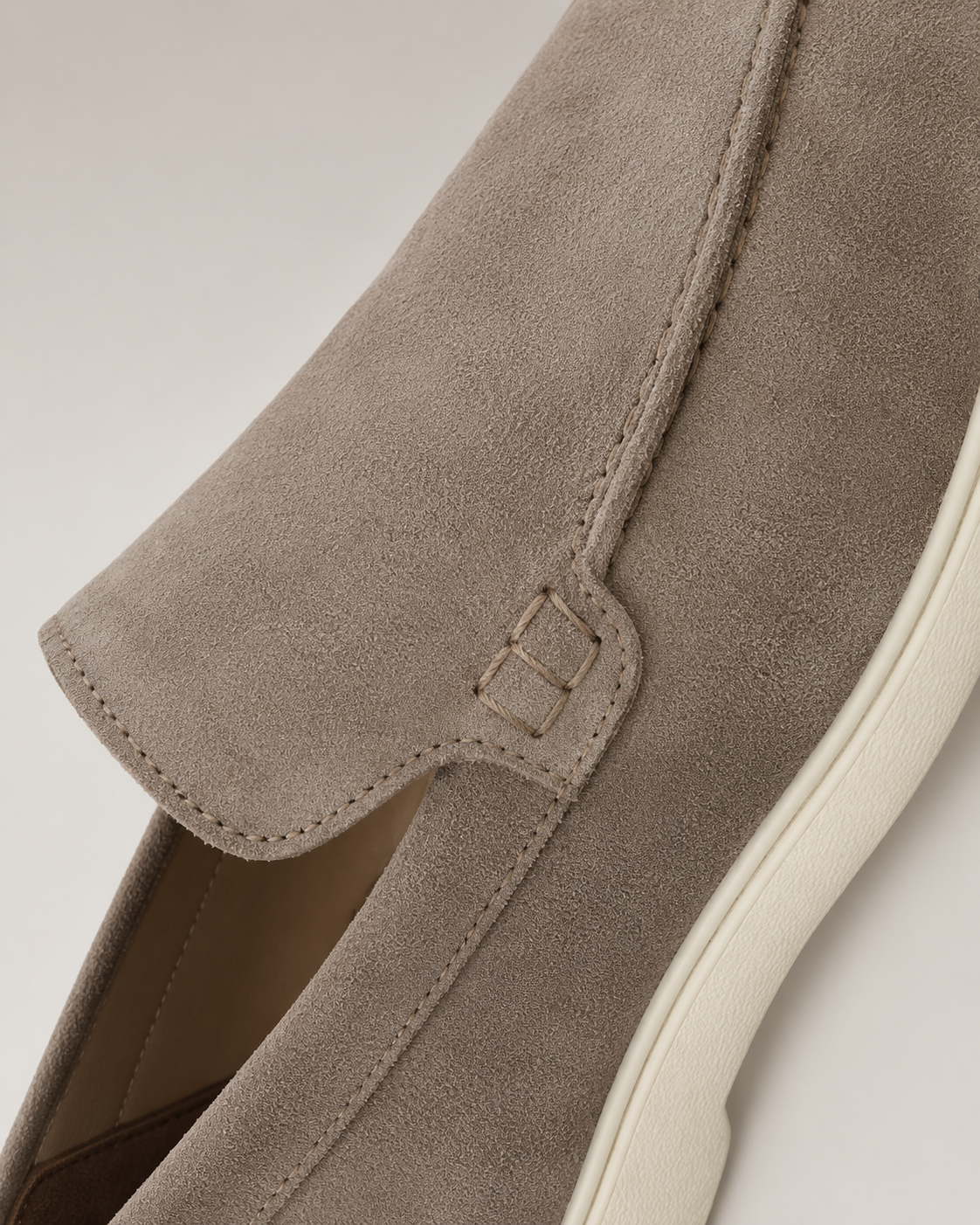 Beige Slipper aus italienischem Kalbsveloursleder