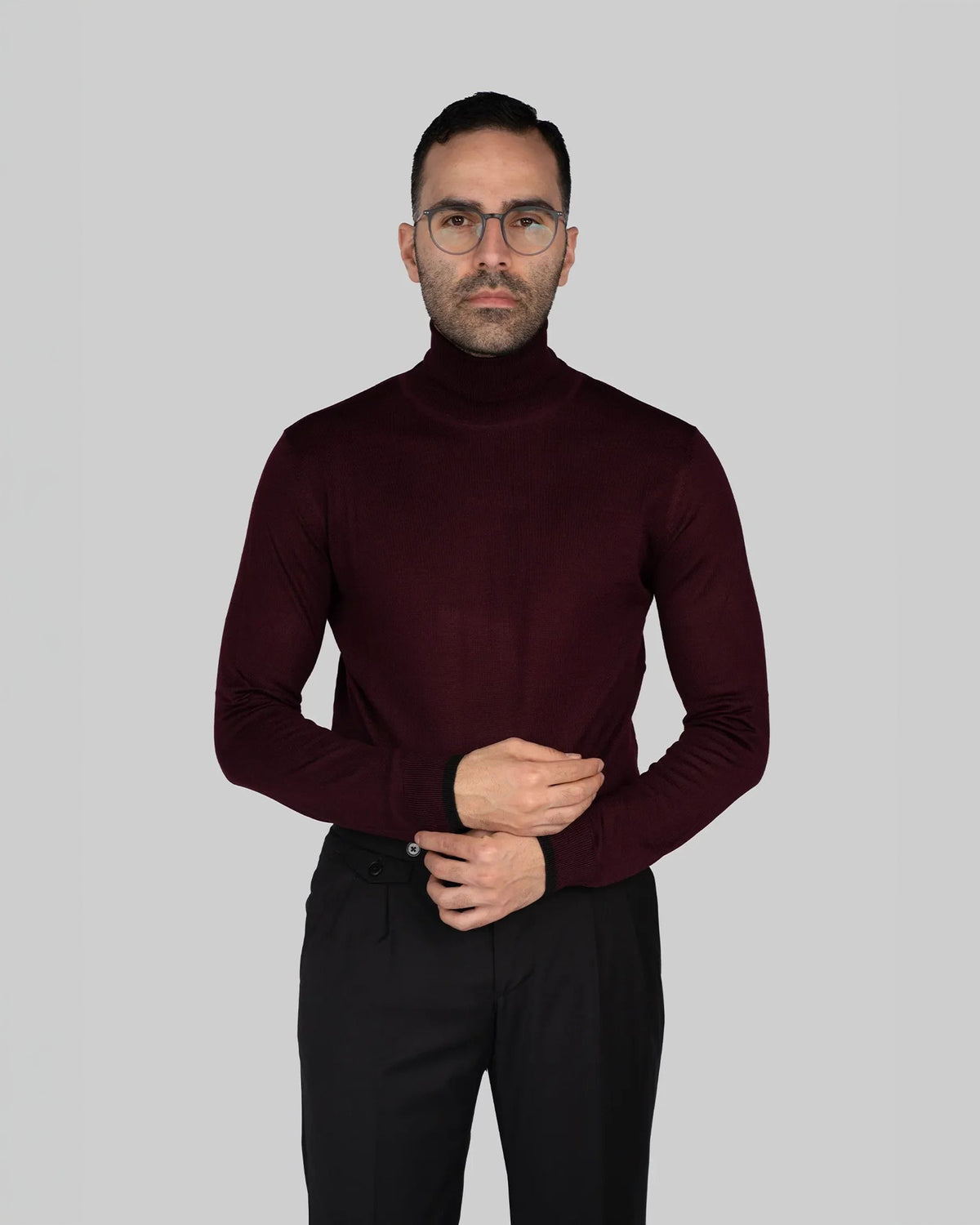 Bordeaux-colored roll-neck sweater made of a wool blend